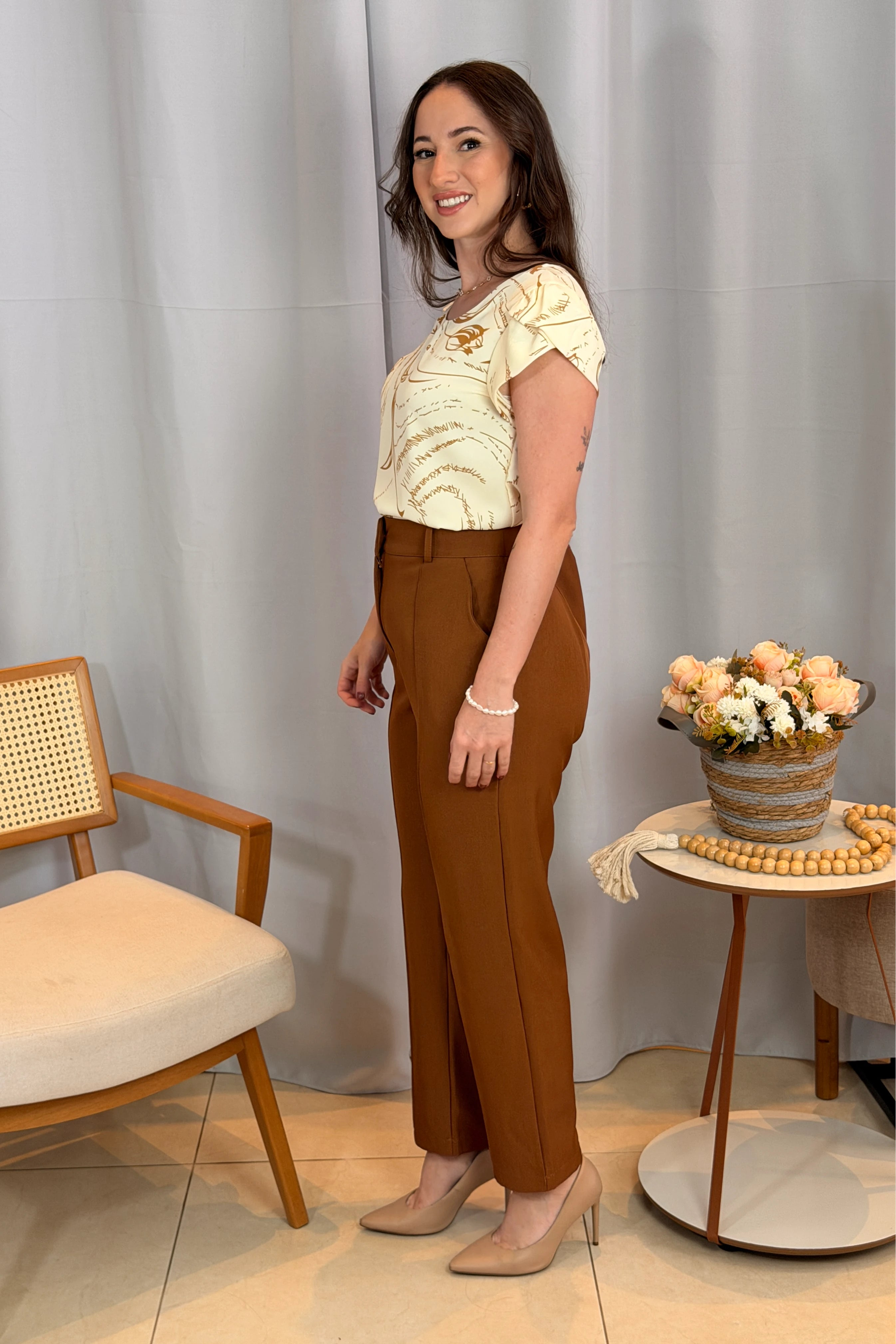 Conjunto: Blusa Manga Curta Transpassada Estampada em Crepe Classic Simone Bege + Calça em Alfaiataria Corte Reto com Friso e Botão Encapado Silvia Marrom Caramelo