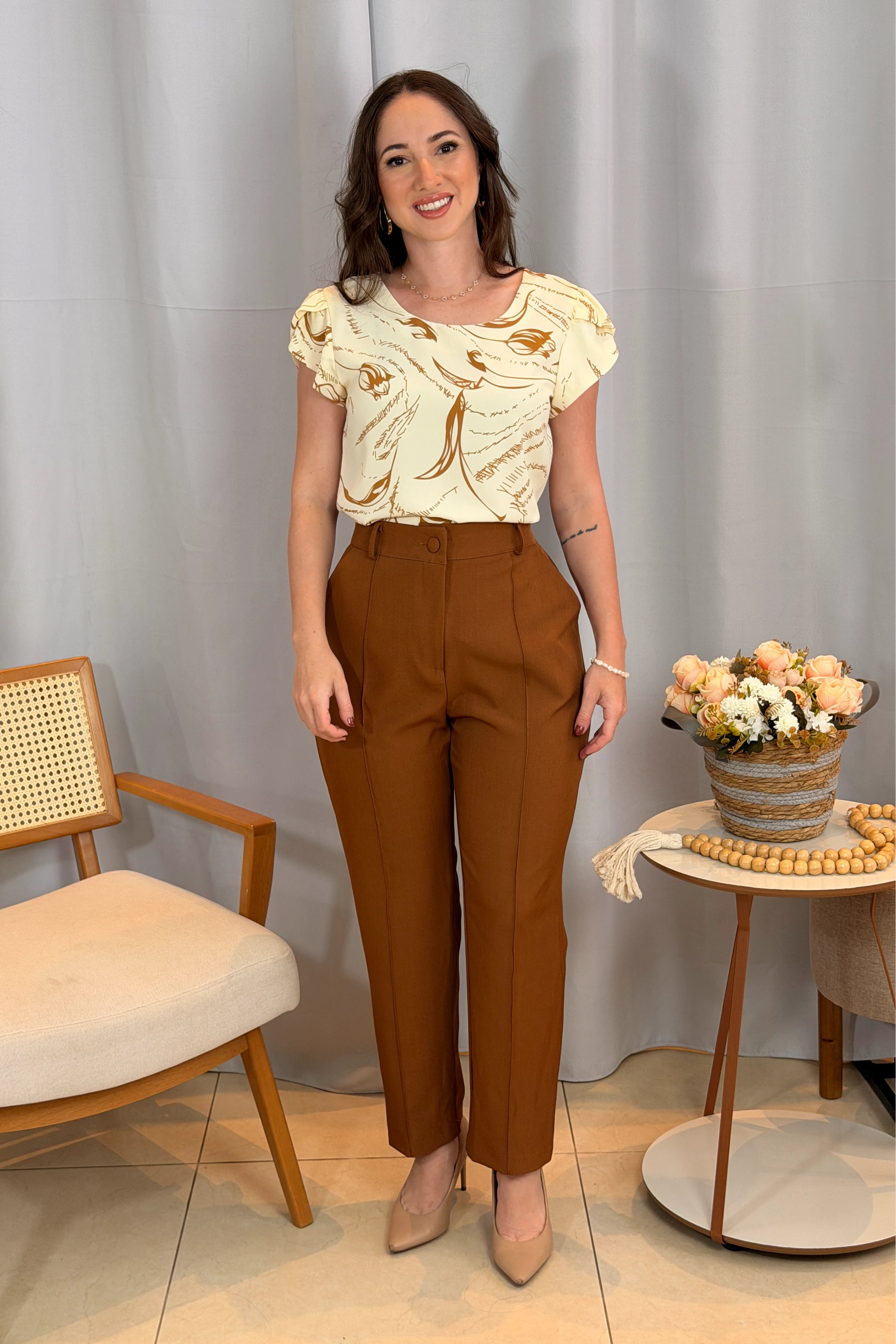 Conjunto: Blusa Manga Curta Transpassada Estampada em Crepe Classic Simone Bege + Calça em Alfaiataria Corte Reto com Friso e Botão Encapado Silvia Marrom Caramelo