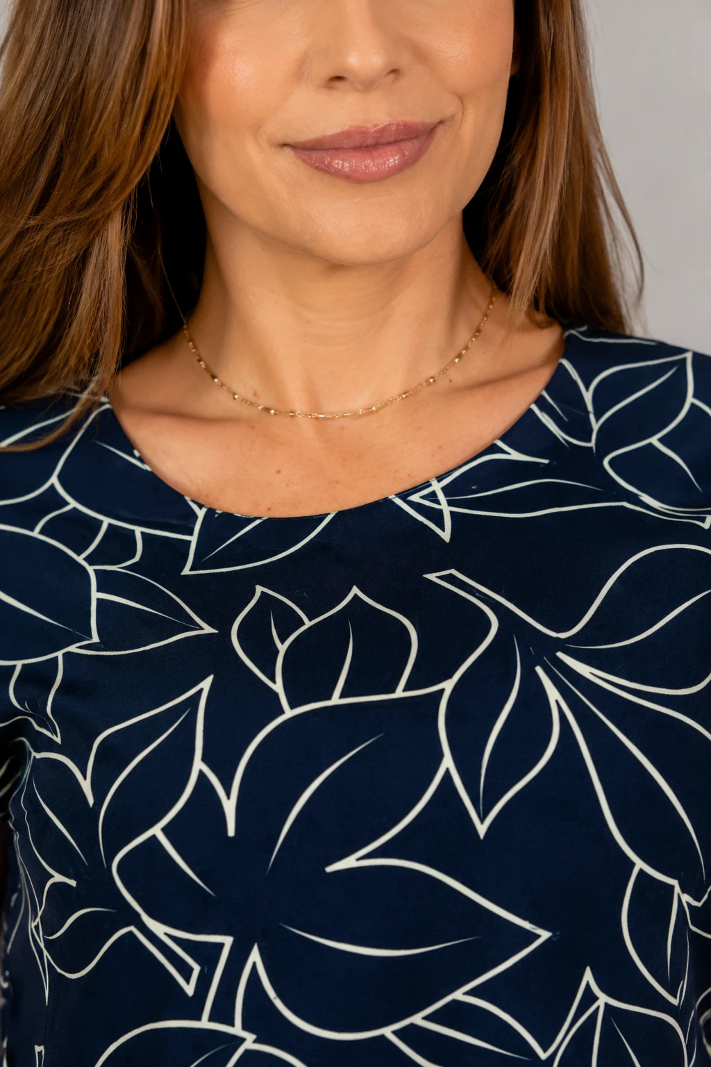 Blusa Estampada com Manga Transpassada Suelen Azul Marinho
