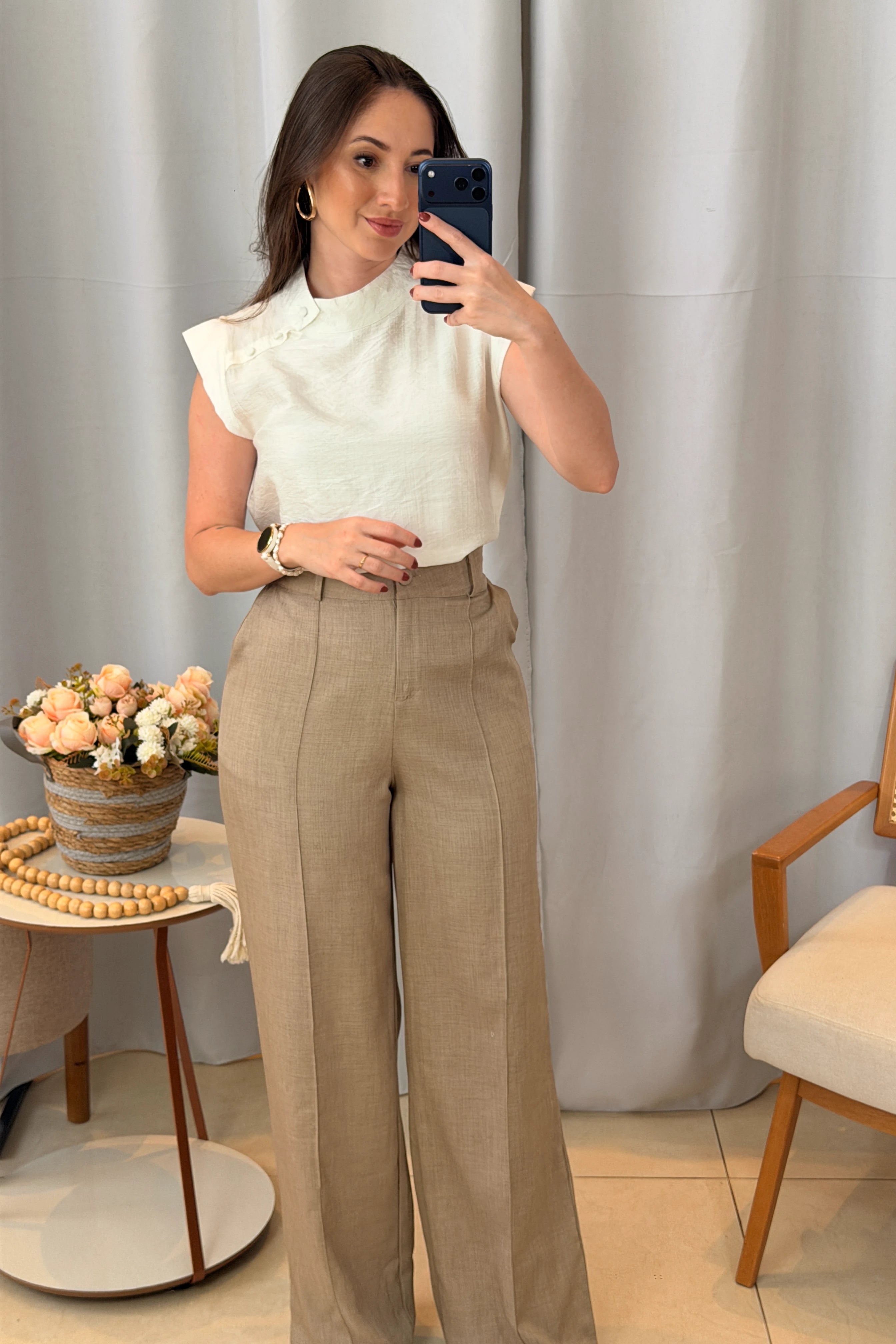 Conjunto: Blusa Regata Crepe Comfort Abotoadura na Gola Tainá Branca + Calça Corte Reto Cotton Alfaiataria Lisse Detalhe em Friso Ariane Caqui