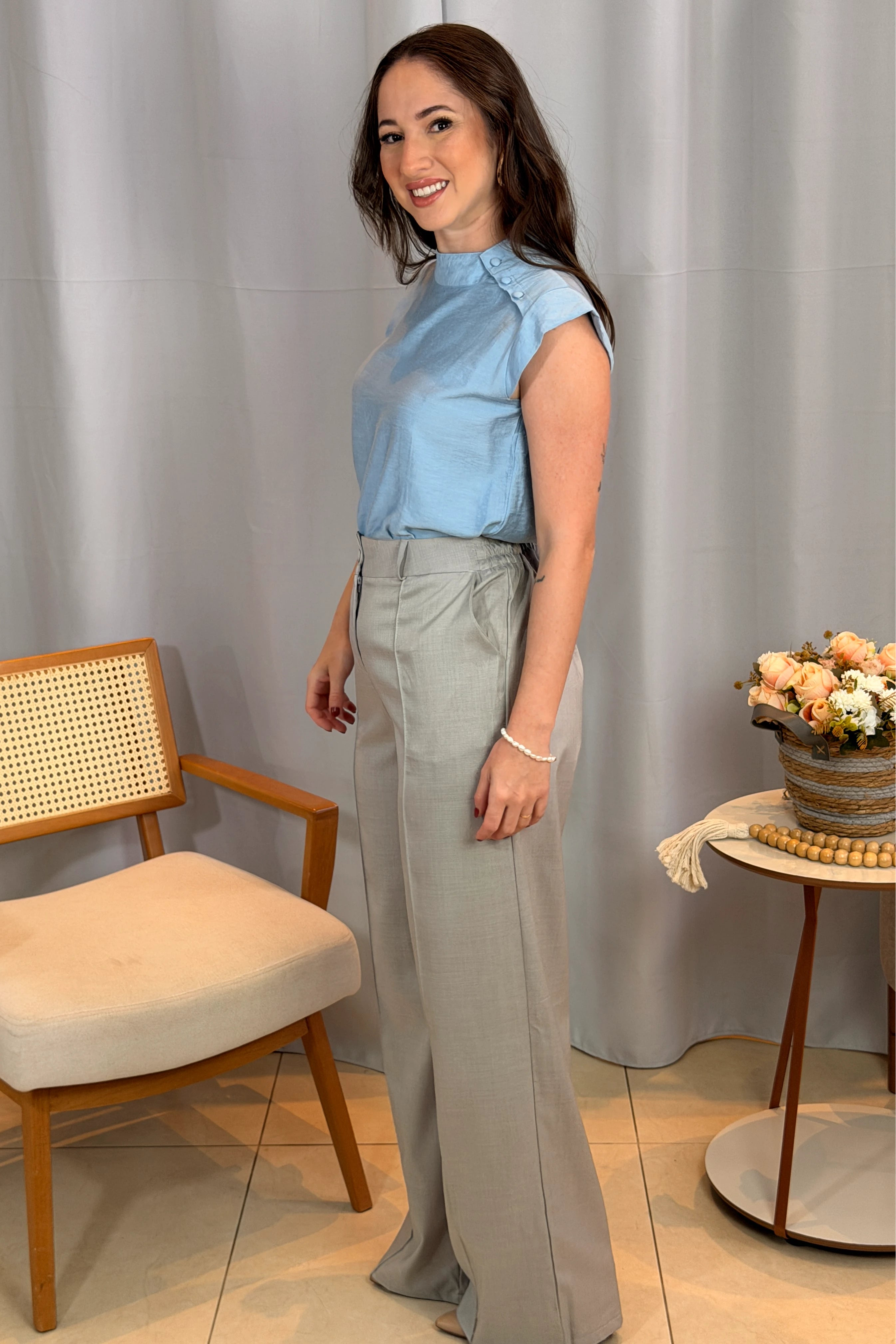 Conjunto: Blusa Regata Crepe Comfort Abotoadura na Gola Tainá Azul + Calça Corte Reto Cotton Alfaiataria Lisse Detalhe em Friso Ariane Cinza