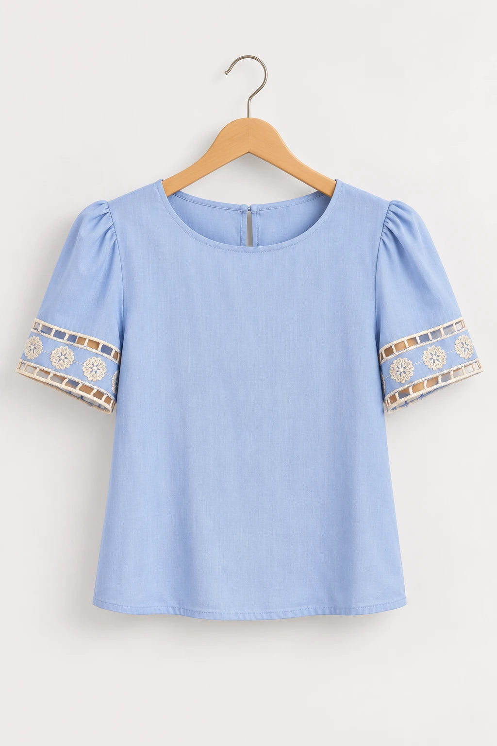 Blusa Manga Curta Em Viscose Bordado Entremeio Tamara Azul Claro