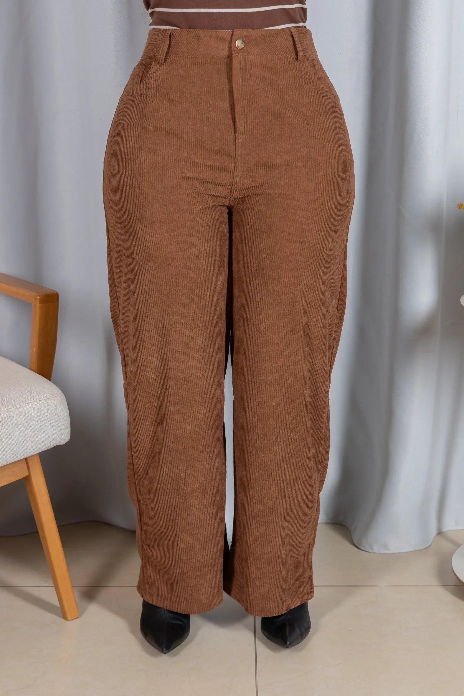 Calça Corte Reto em Cotelê Detalhe Botão Dourado Mia Marrom Claro - vista frontal