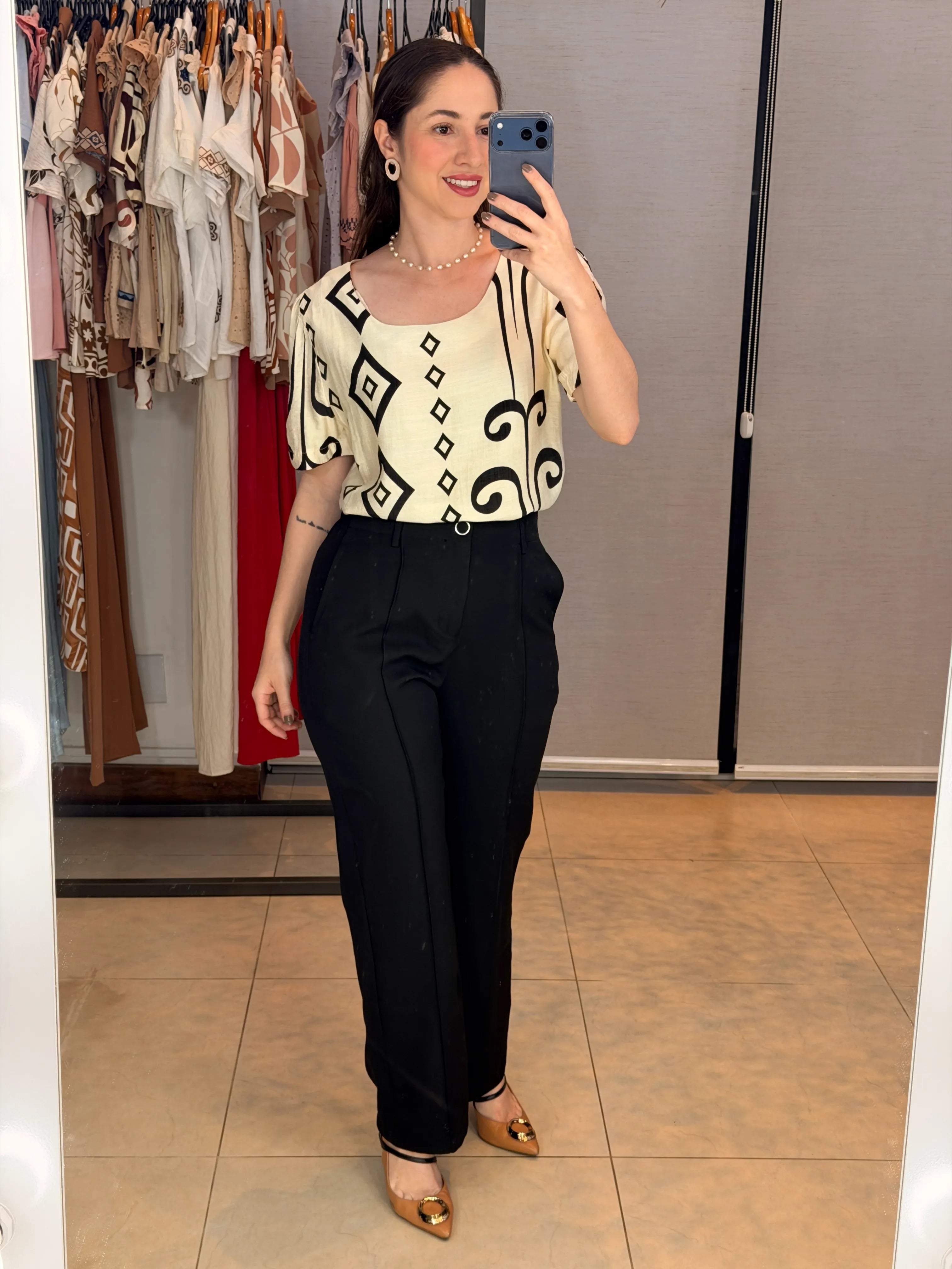 Conjunto: Blusa Manga Curta Detalhe Botão Vânia Estampada Preta + Calça Pantalona Alfaiataria Botão Encapado Margareth Preta