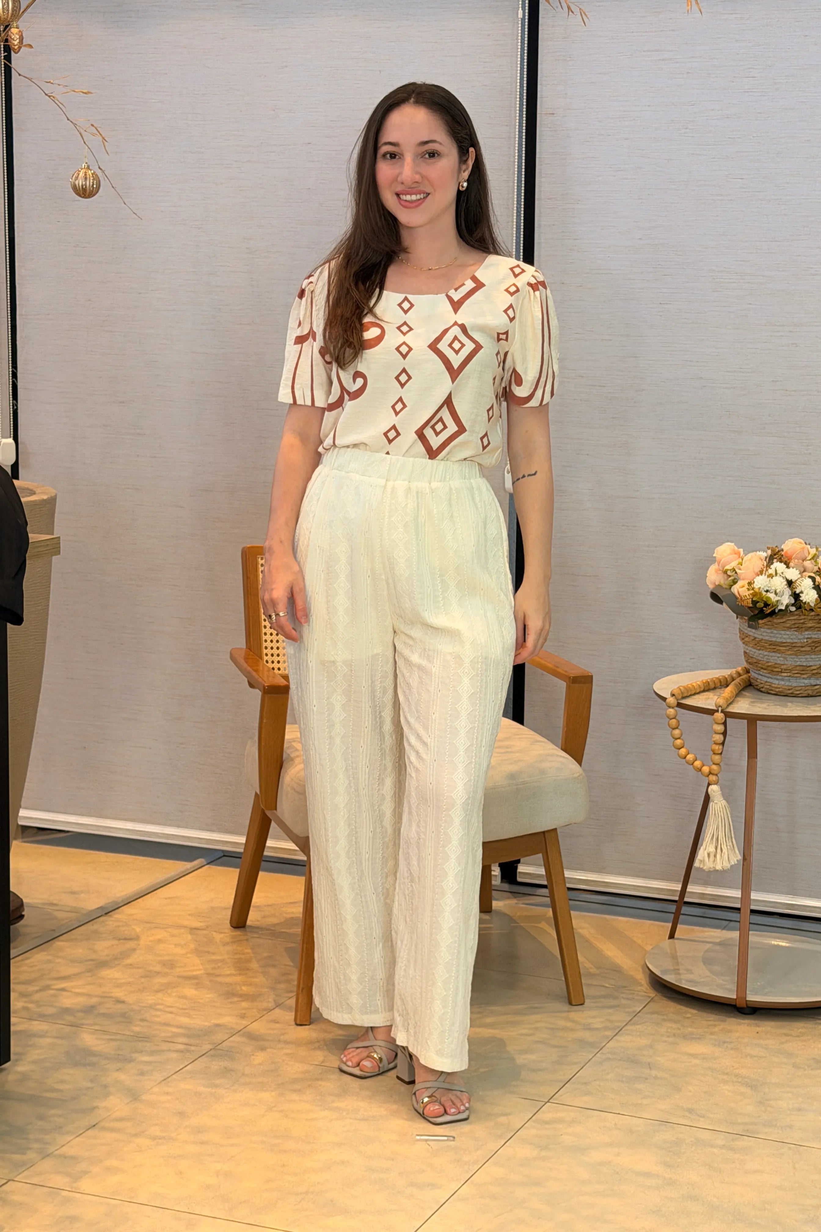 Conjunto: Blusa Manga Curta Detalhe Botão Vânia Estampada Terracota + Calça Pantalona Bordado e Cós com Elástico Carla Crepe Soft Off White