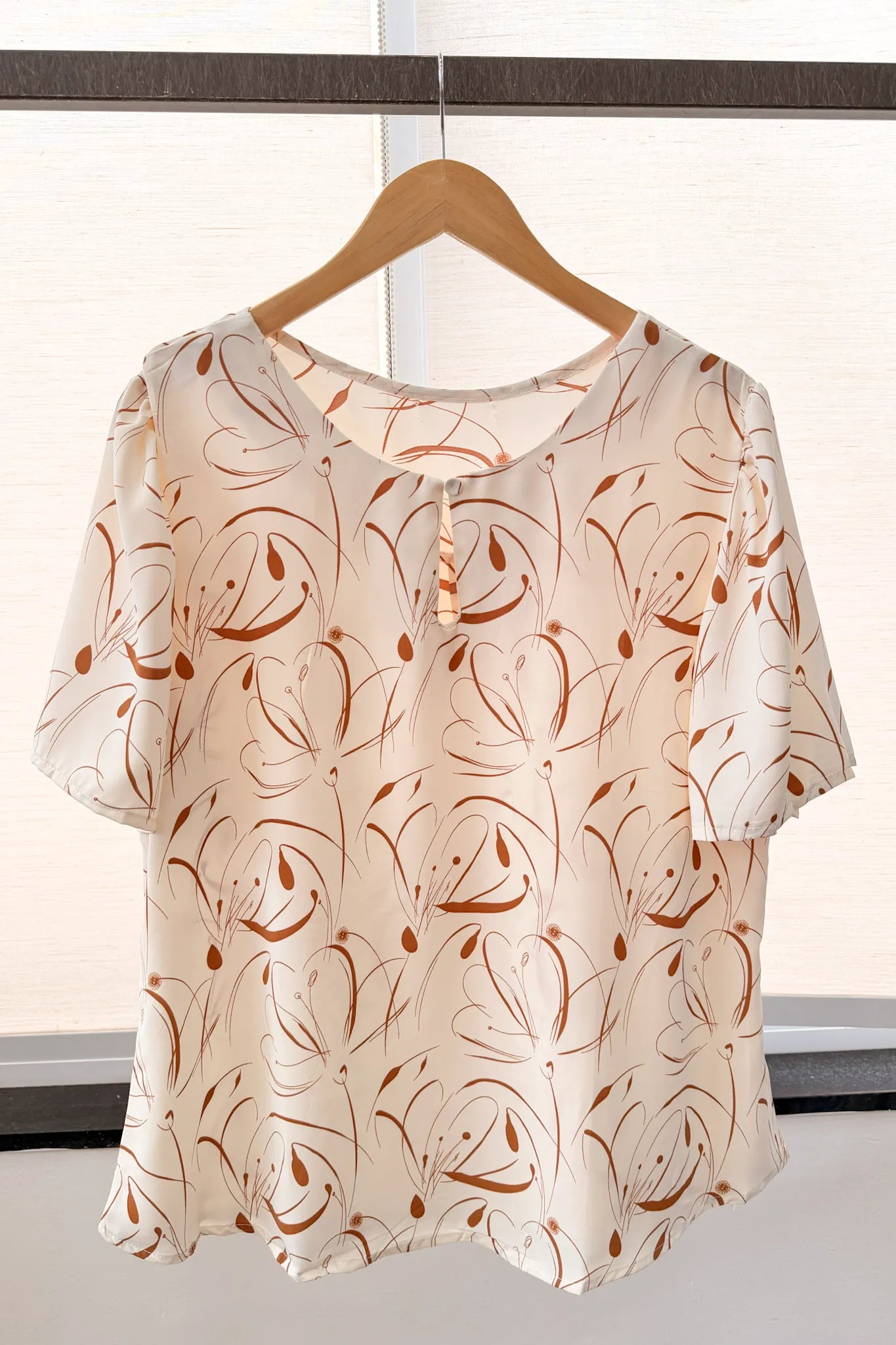 Blusa Manga Curta Transpassada Celina Estampada Marrom