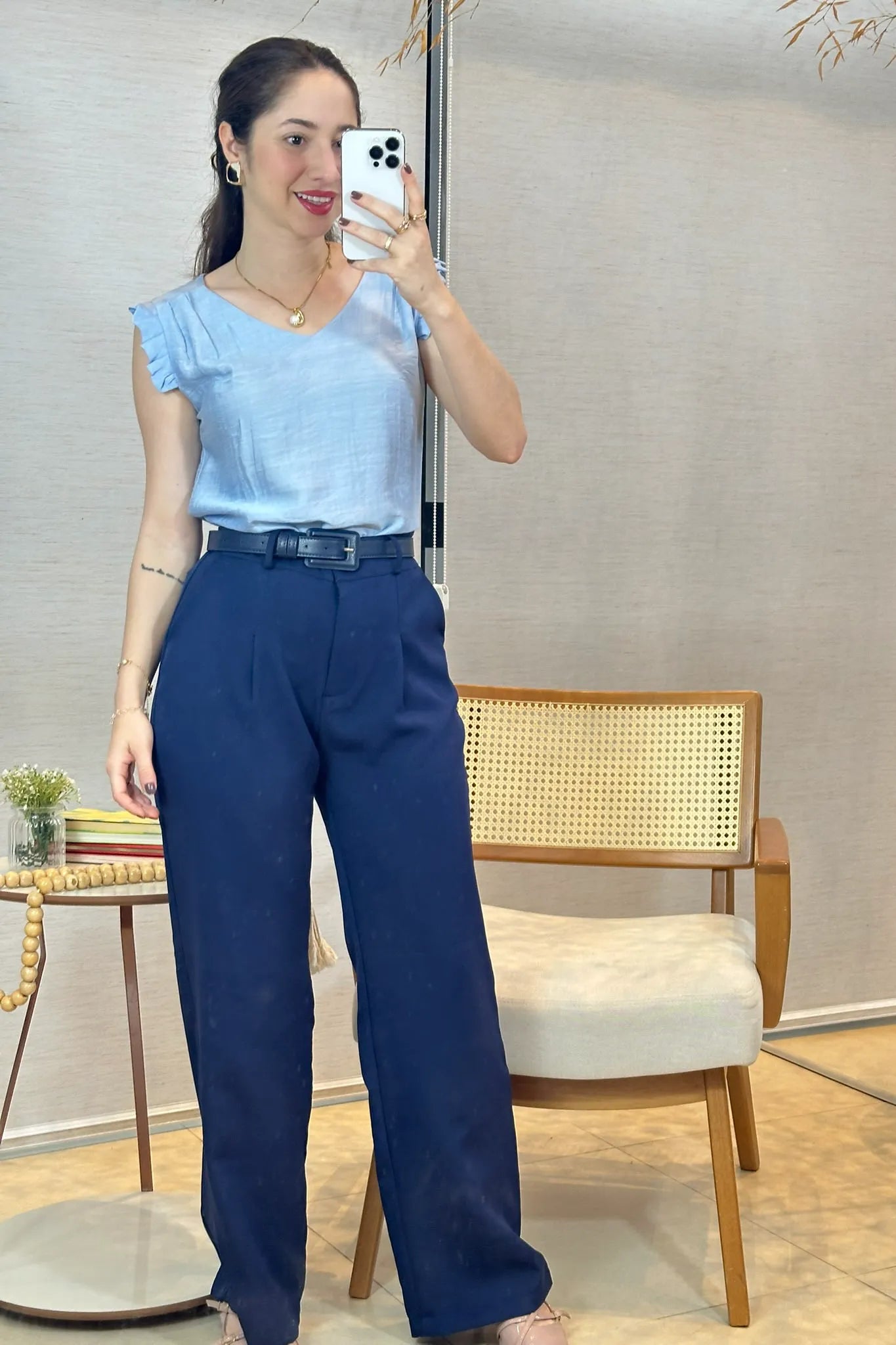 Conjunto: Blusa Regata Babados Decote "V" Em Viscolisse Joice Azul + Calça Corte Reto Detalhe Cinto Priscila Azul Marinho