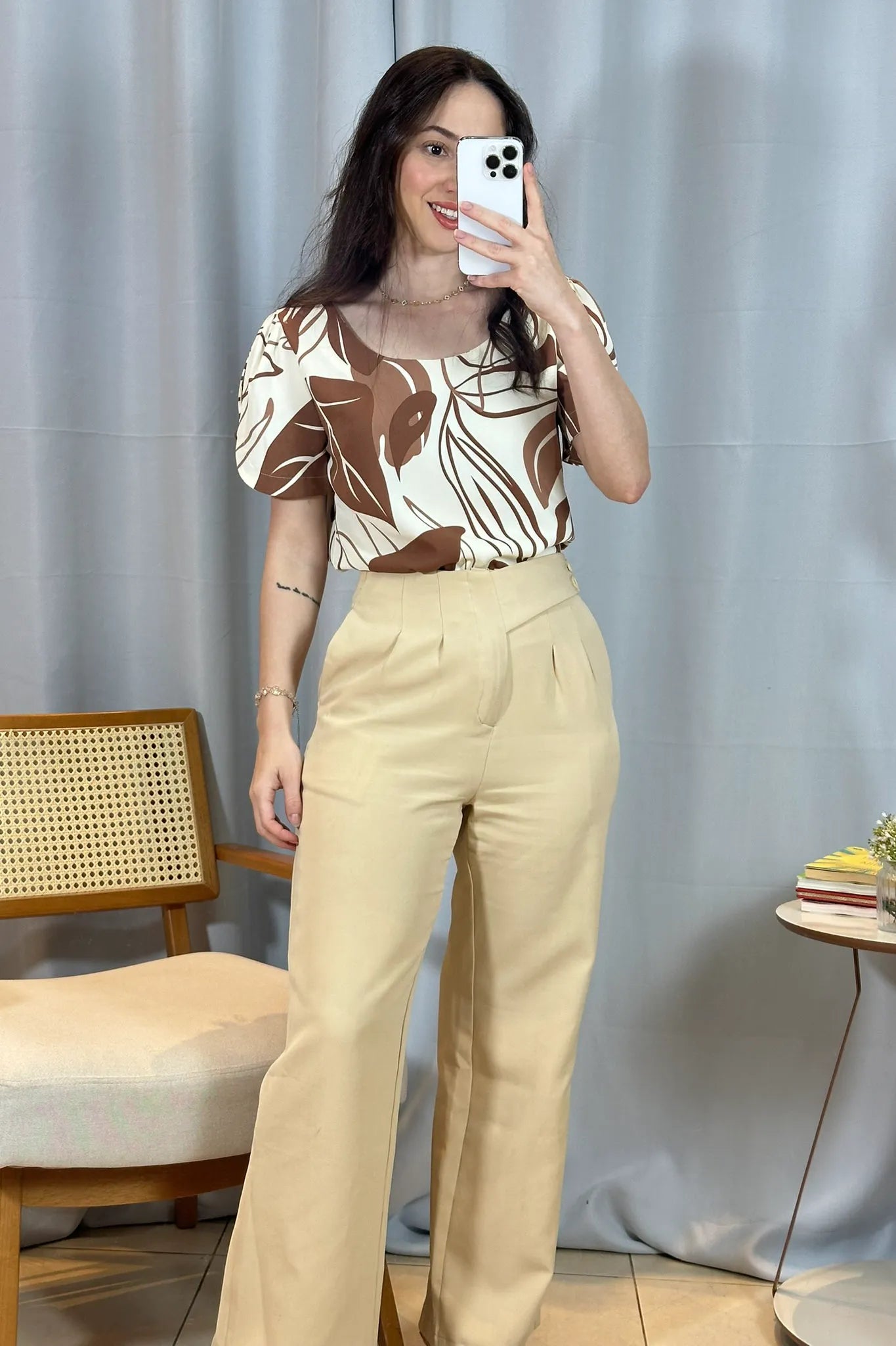 Conjunto: Blusa Manga Detalhe Botão Crepe Classic Suelen Estampada Marrom + Calça Corte Reto Alfaiataria Detalhe Cós Eloísa Bege