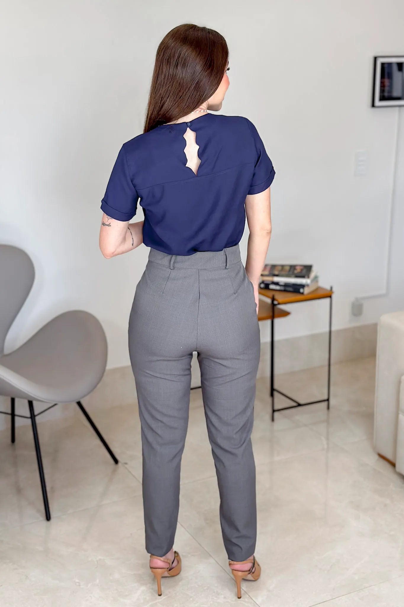 Conjunto: Blusa Manga Curta Em Visco Soft Recorte Costa Detalhe Ondulado Julieta Azul Marinho + Calça Corte Reto Em Alfaiataria Lisse Alicia Cinza