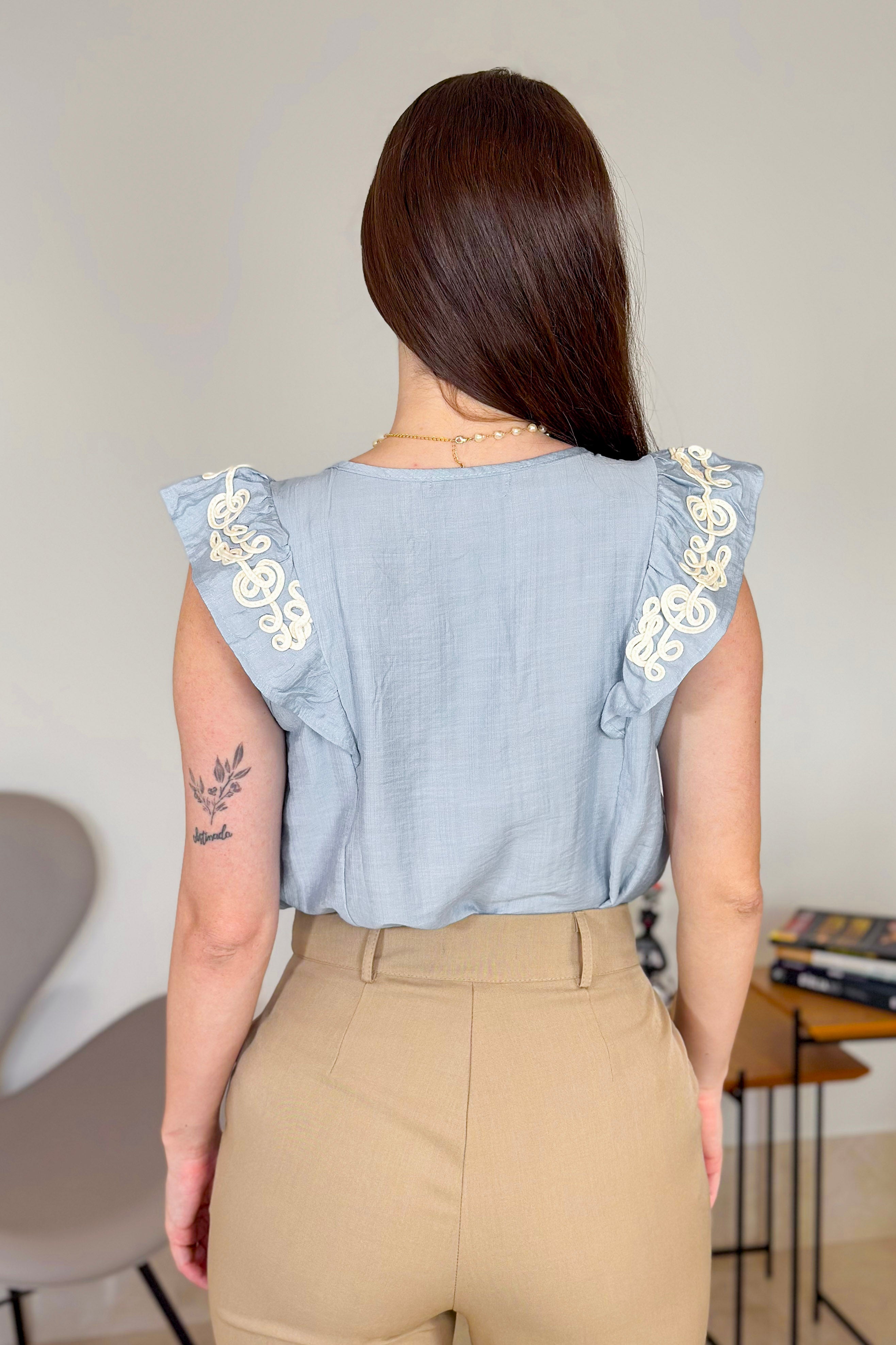 Blusa Regata em Visco Natural Detalhe Bordado Ombro Lilian Azul