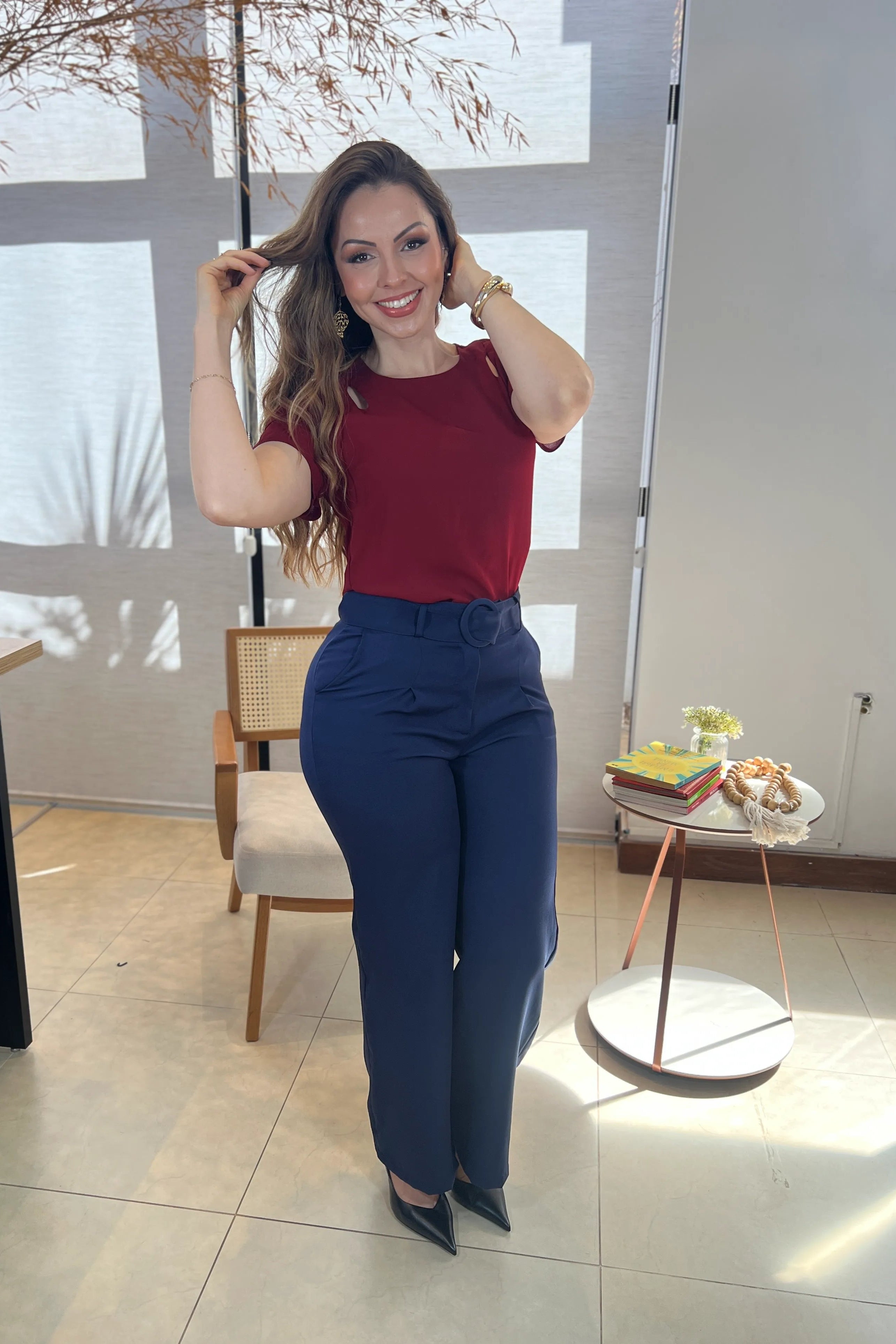Conjunto: Blusa Manga Transpassada New Crepe Detalhe Vazado Caetana Bordô + Calça Corte Reto Detalhe Cinto Priscila Azul Marinho