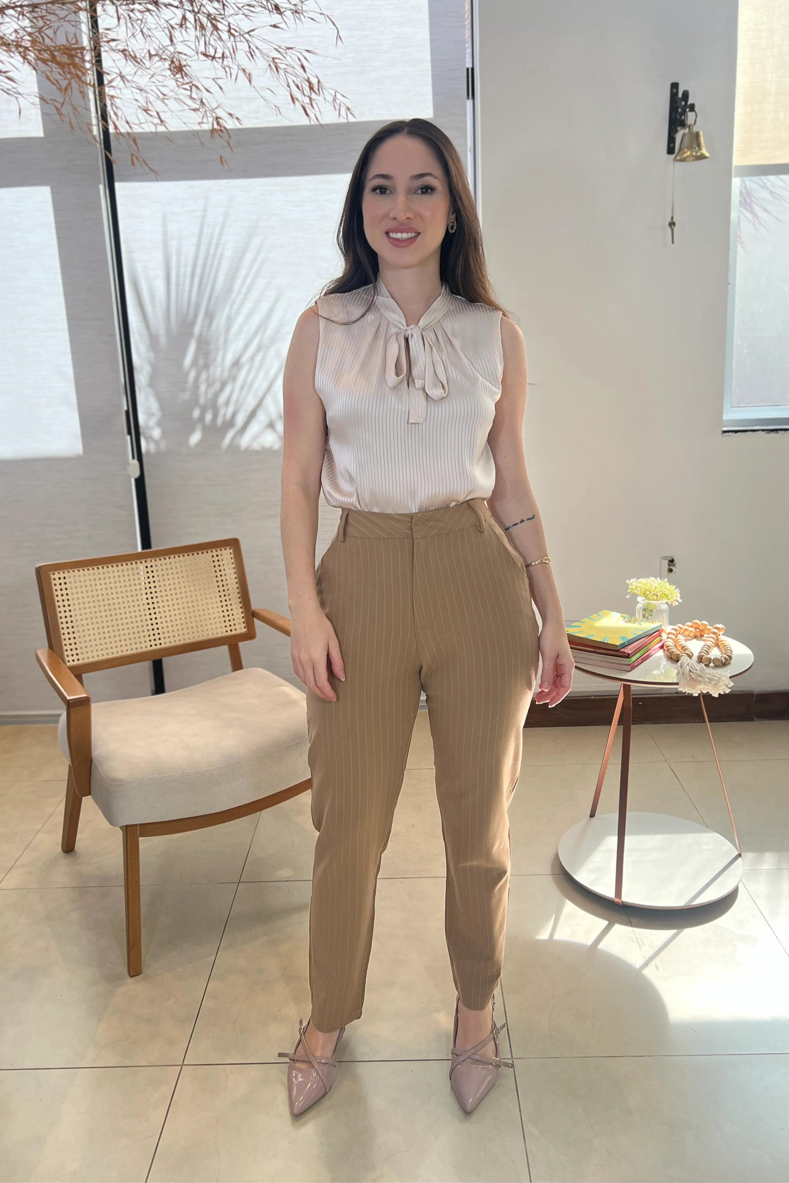 Conjunto: Blusa Regata Detalhe Crepe Acetinado Laço Natacha Bege + Calça Corte Reto Alfaiataria Essential Risca de Giz Luiza Bege