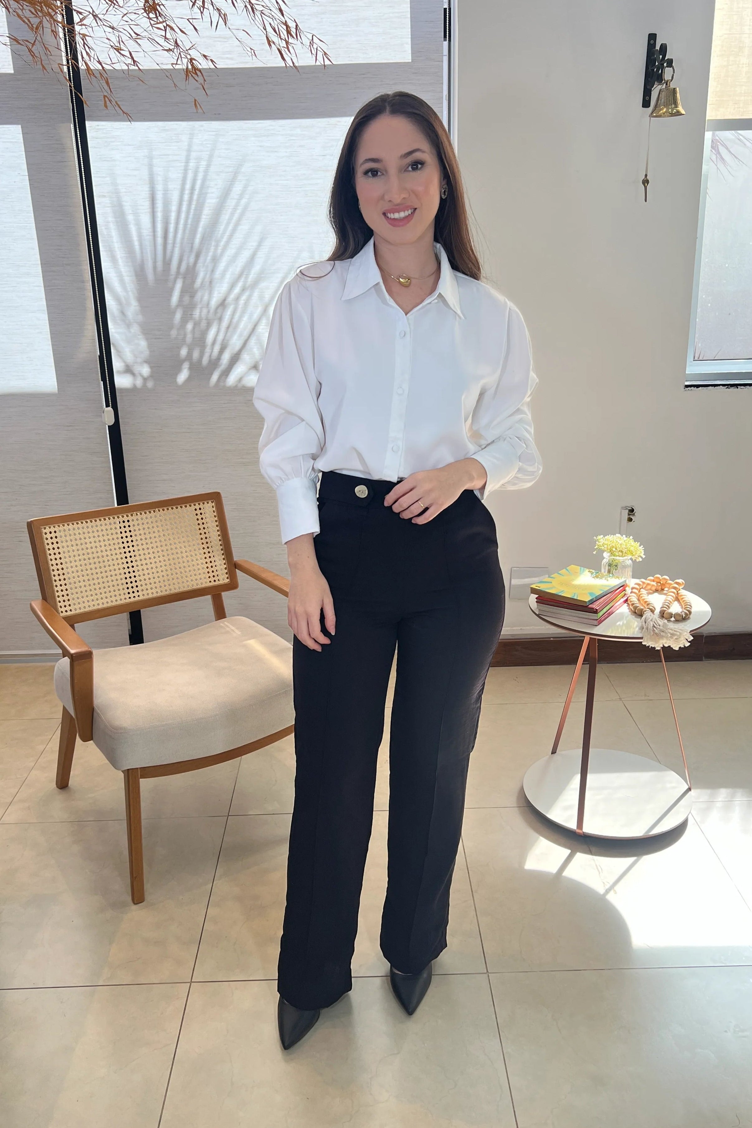 Conjunto: Camisa Manga Longa Classic Natalia Branca + Calça Corte Reto Detalhe Botão Miranda Preta