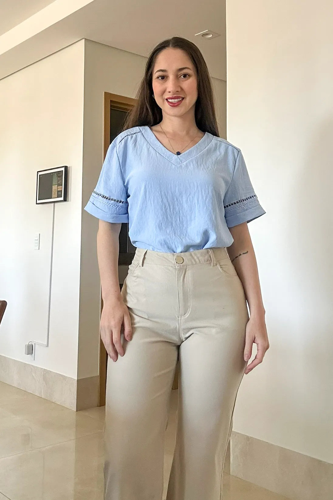 Conjunto: Blusa Manga Curta Cotton Premium Detalhe Bordado Decote "V" Bia Azul + Calça Pantalona Em Sarja Letícia Creme