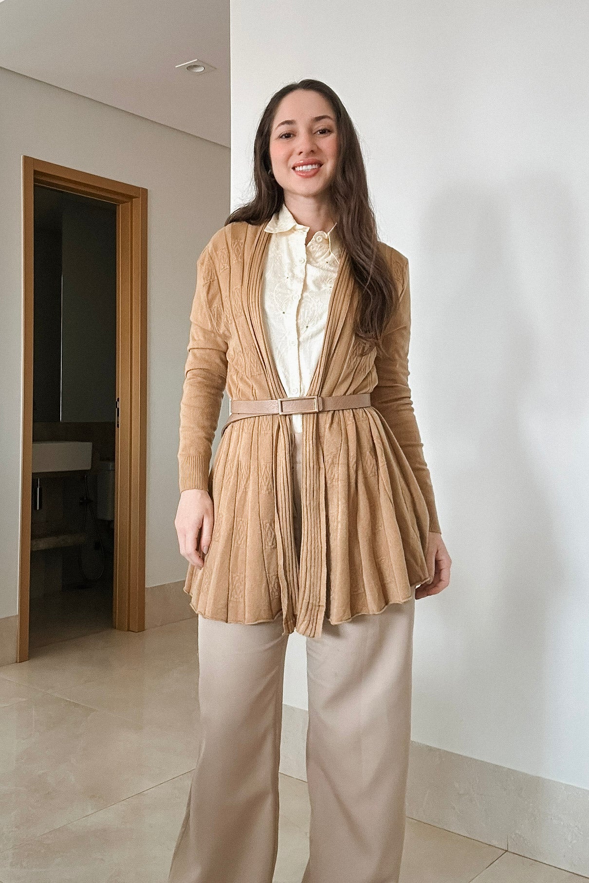 Conjunto: Camisa Em Laise Manga Longa Júlia Creme + Calça Corte Reto Detalhe Cinto Priscila Bege + Cardigan Em Tricot Sublime Ana Clara Bege