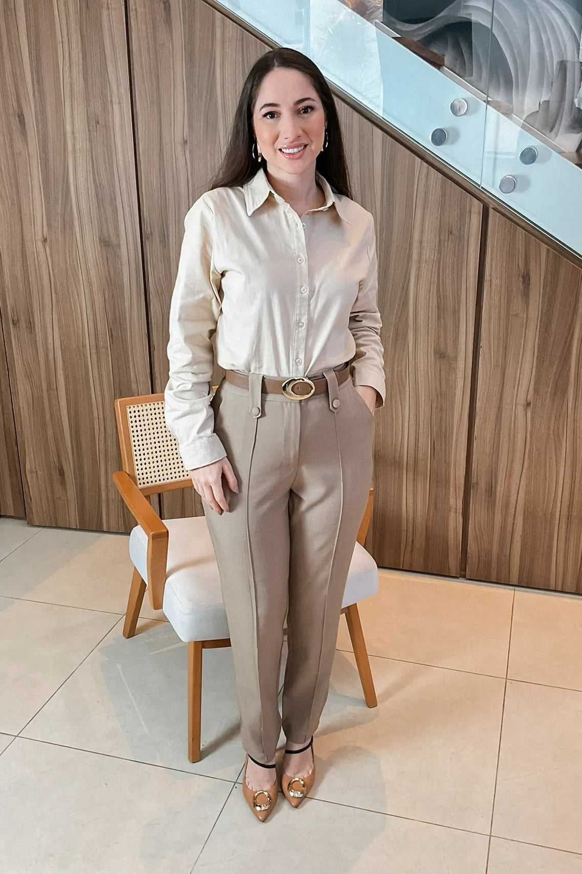 Conjunto: Camisa Manga Longa Cotton Premium Marisa Bege + Calça Corte Reto Em Alfaiataria Verona Detalhe Botão Sofia Bege