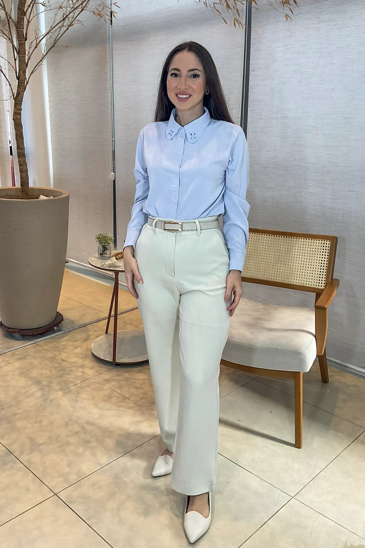 Conjunto: Camisa Manga Longa Detalhe Bordado Gola Clara Azul + Calça Pantalona Corte Reto Maitê Bege