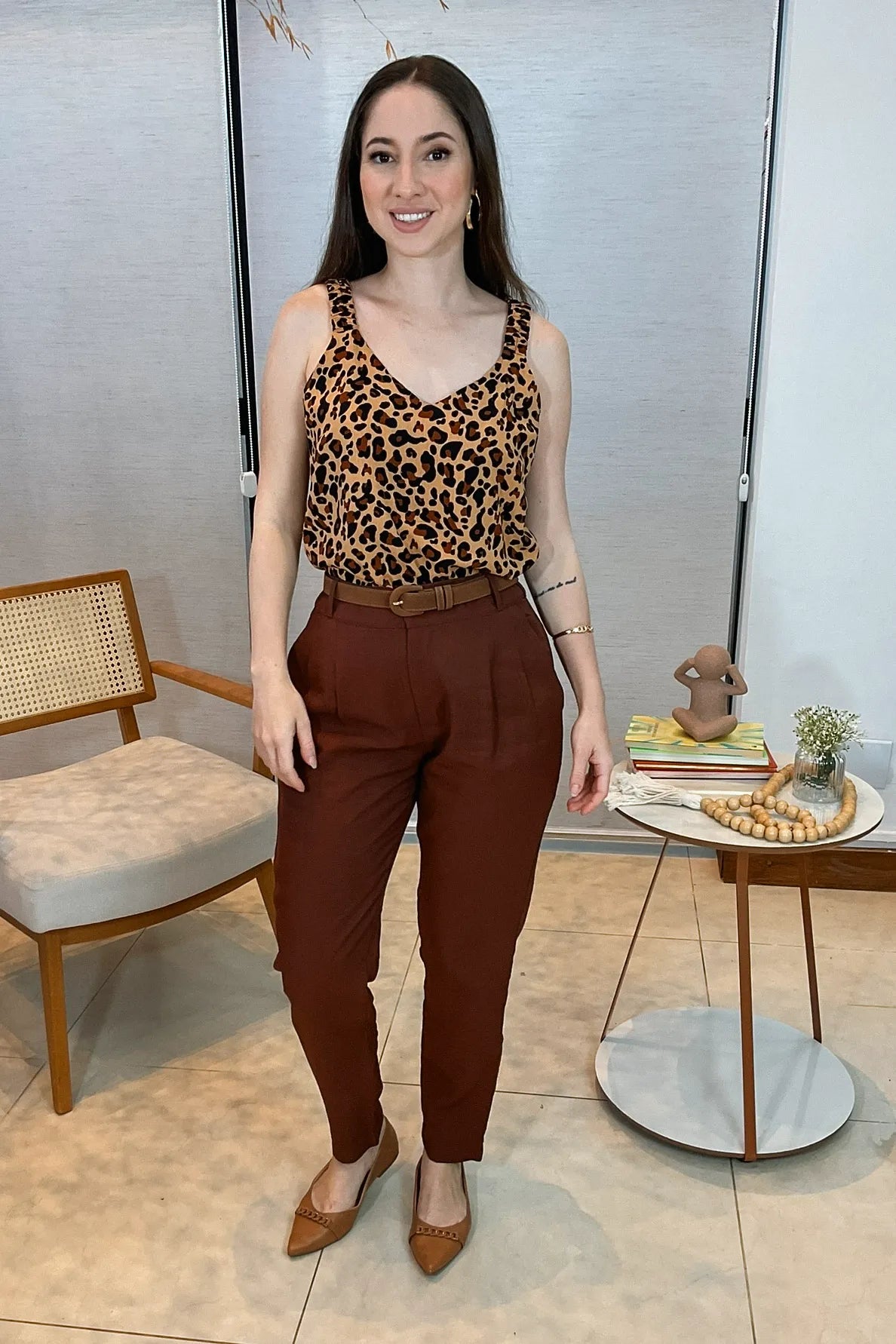 Conjunto: Blusa Regata Viscose Detalhe Alça Isis Estampada Marrom + Calça Corte Reto Em Alfaiataria Lisse Alicia Marrom