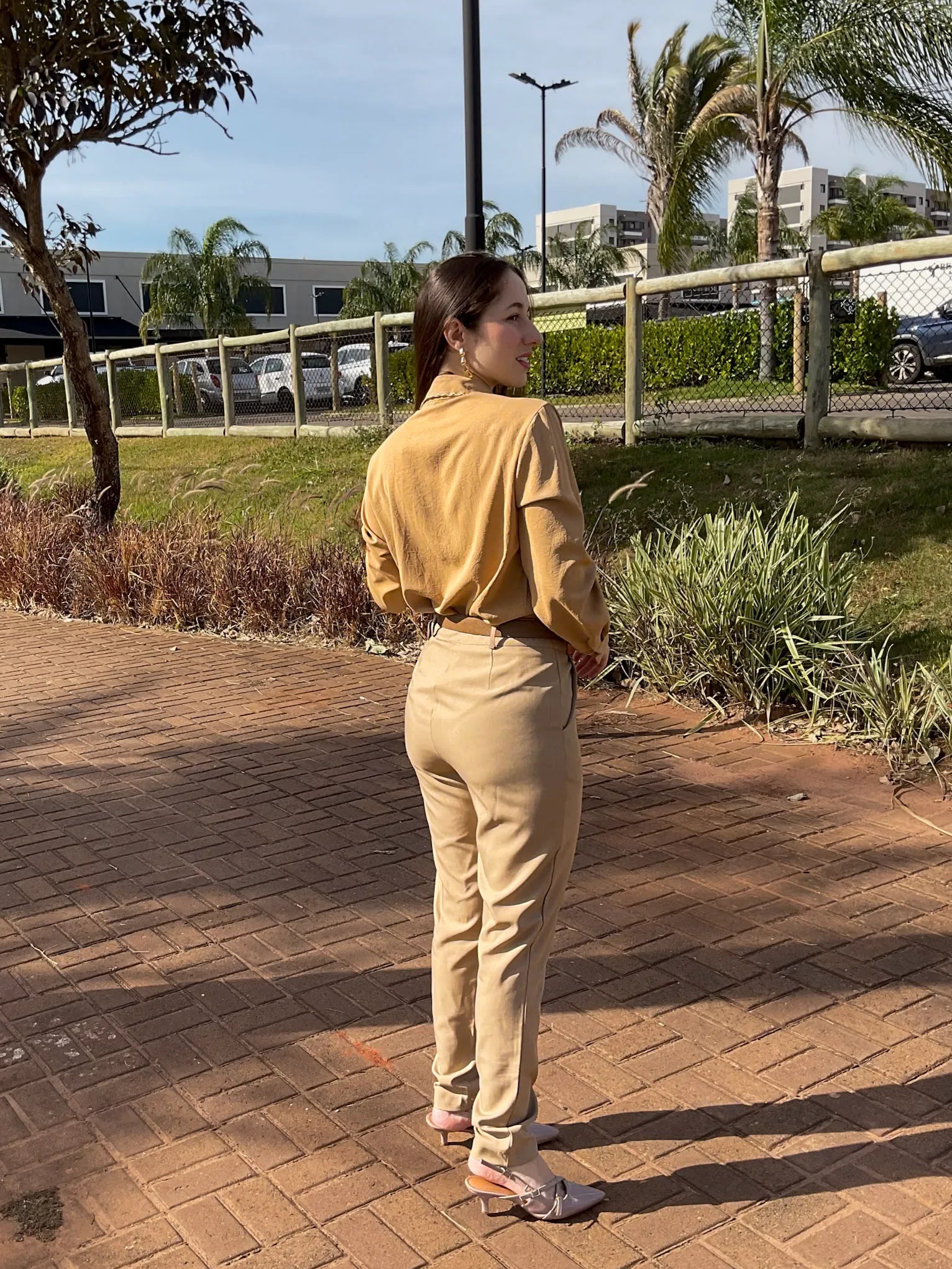 Conjunto: Camisa Manga Longa Detalhe Bordado Gola Clara Bege + Calça Corte Reto Em Alfaiataria Lisse Alicia Bege