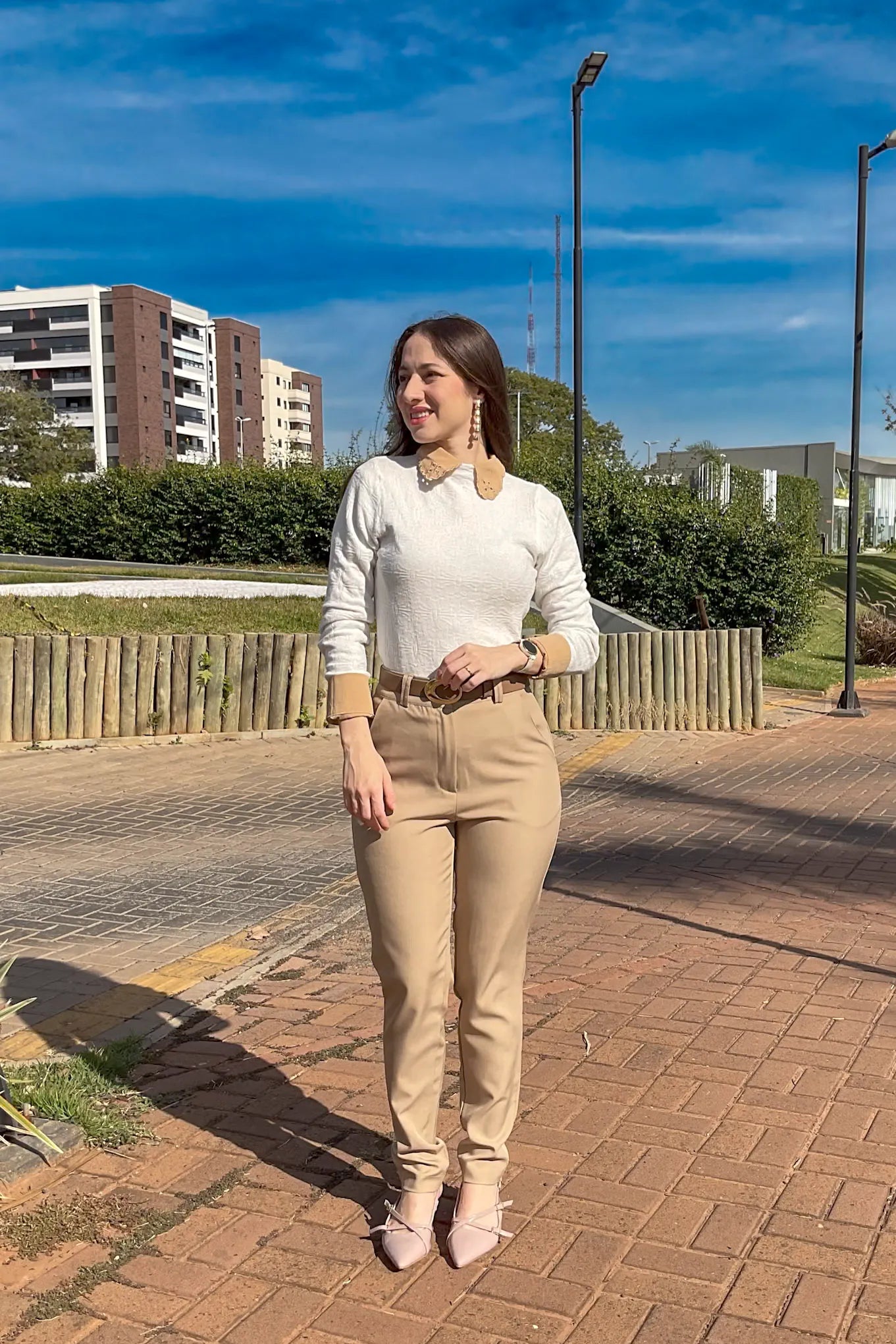 Conjunto: Camisa Manga Longa Detalhe Bordado Gola Clara Bege + Blusa Manga Longa Em Tricot Cotton Margaret Branco + Calça Corte Reto Em Alfaiataria Lisse Alicia Bege