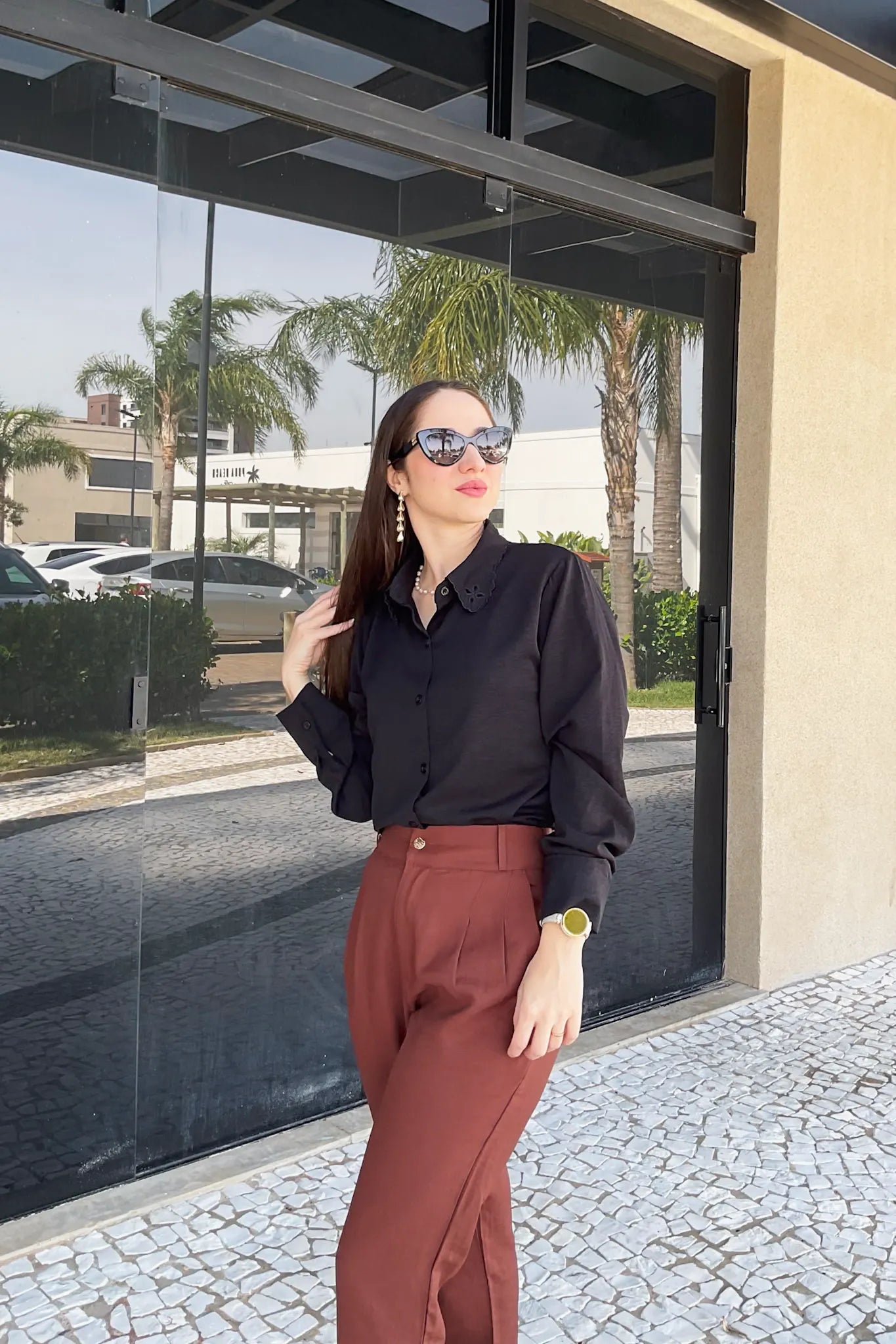 Conjunto: Camisa Manga Longa Detalhe Bordado Gola Clara Preta + Calça Corte Reto Alfaiataria Serena Laísa Marrom