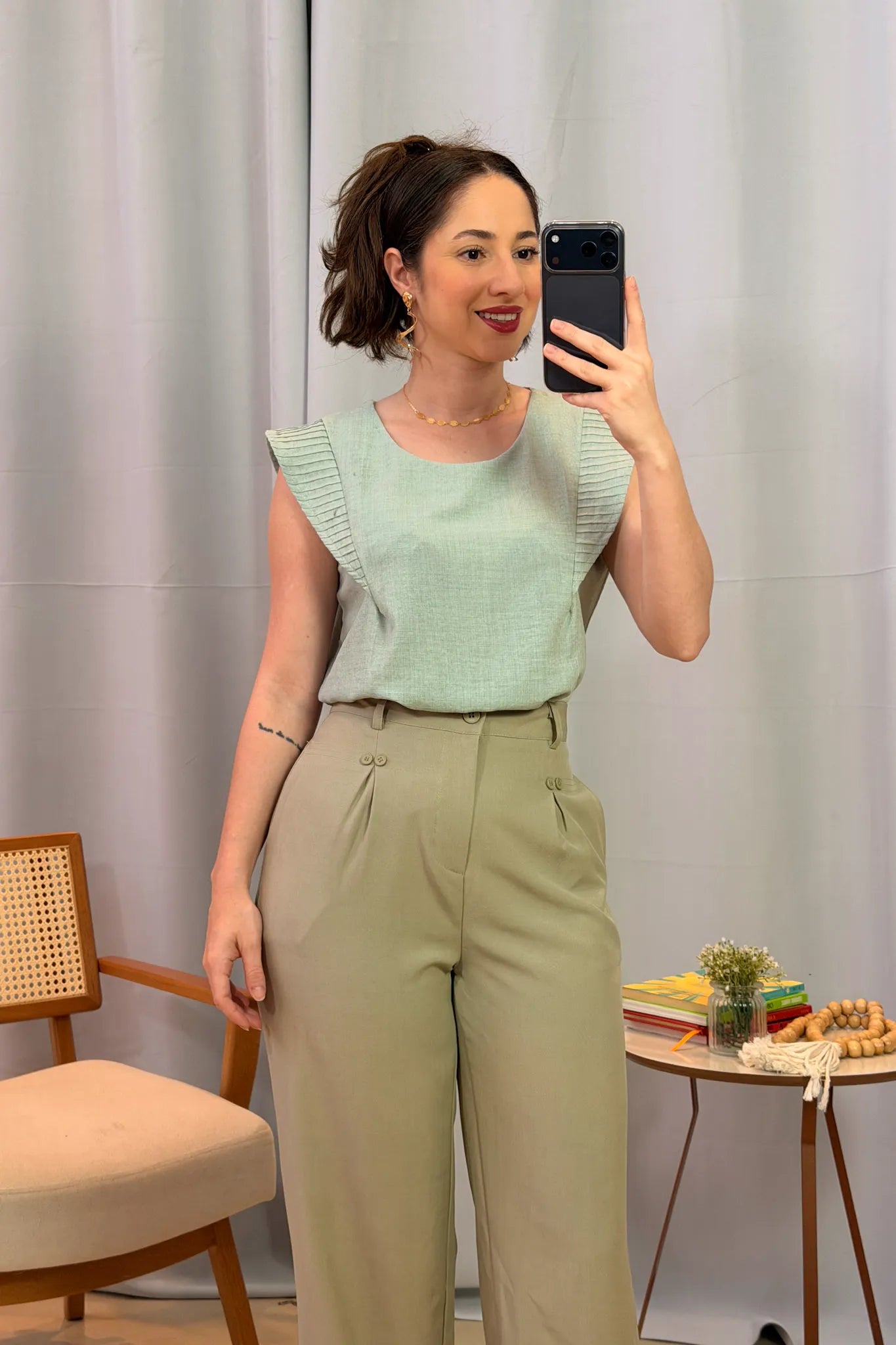 Conjunto: Blusa Regata Detalhe Babado Maísa Visco Essenza Verde + Calça Pantalona Detalhe Botões Crepe Alfaiataria Larissa Verde