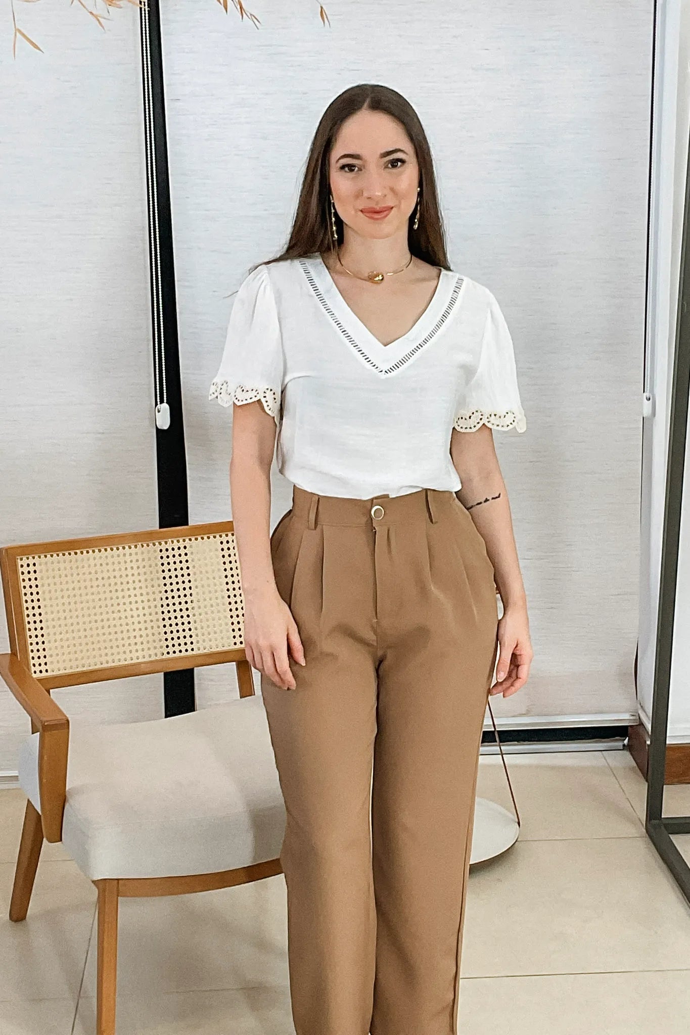 Conjunto: Blusa Manga Curta Detalhe Decote “V” Visco Essenza Elen Branca + Calça Pantalona Crepe Milano Detalhe Botão Encapado Elena Marrom