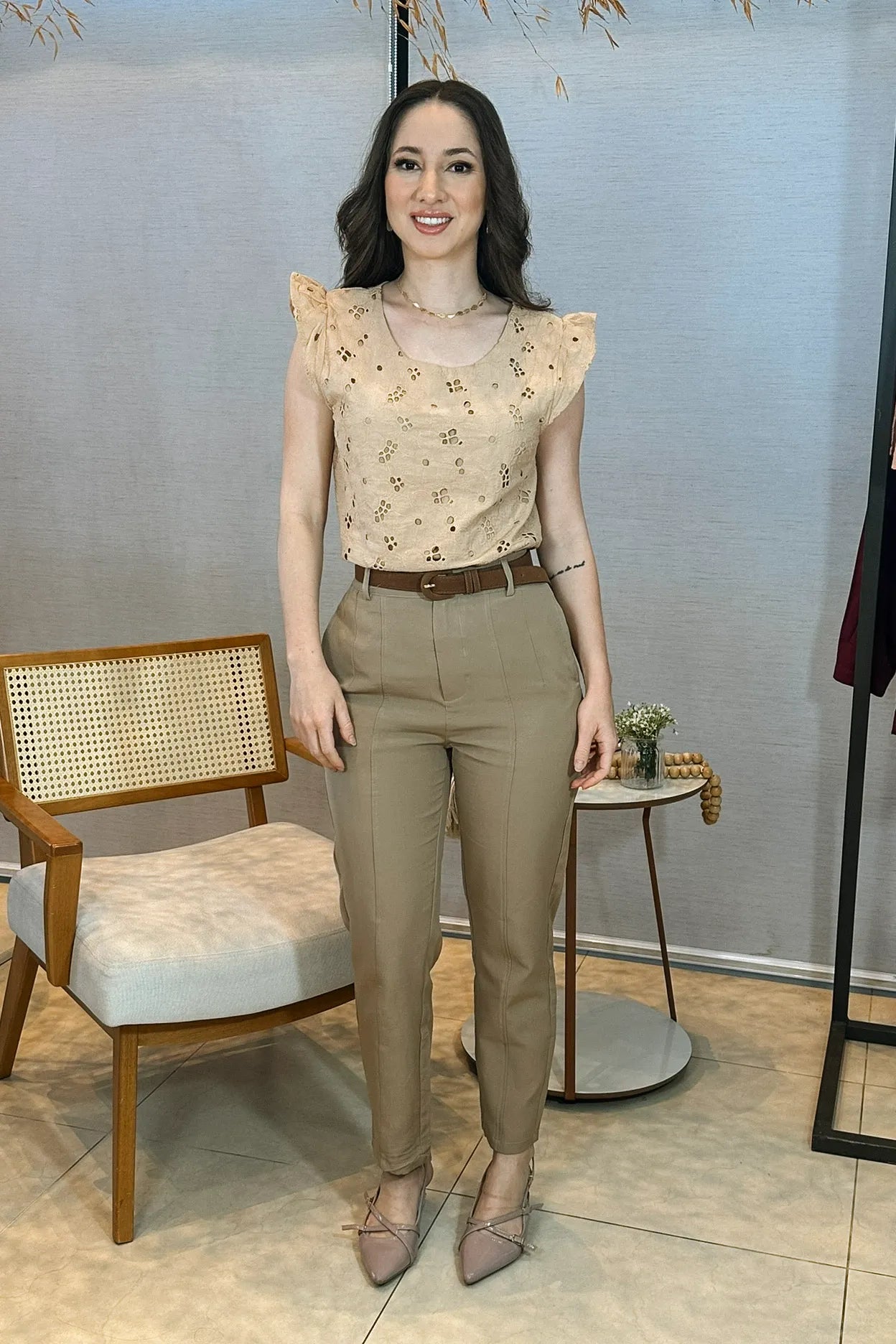 Conjunto: Blusa Regata Em Algodão Textura Bordada Laise Suzy Bege + Calça Corte Reto Detalhe Botão Encapado Em Crepe Milano Maria Bege