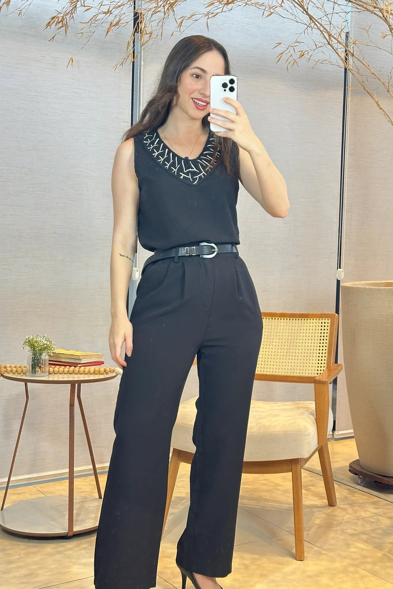 Conjunto: Blusa Regata Decote "V" Detalhe Trançado Em Visco Soft Liliane Preto + Calça Pantalona Crepe Milano Detalhe Botão Encapado Elena Preta