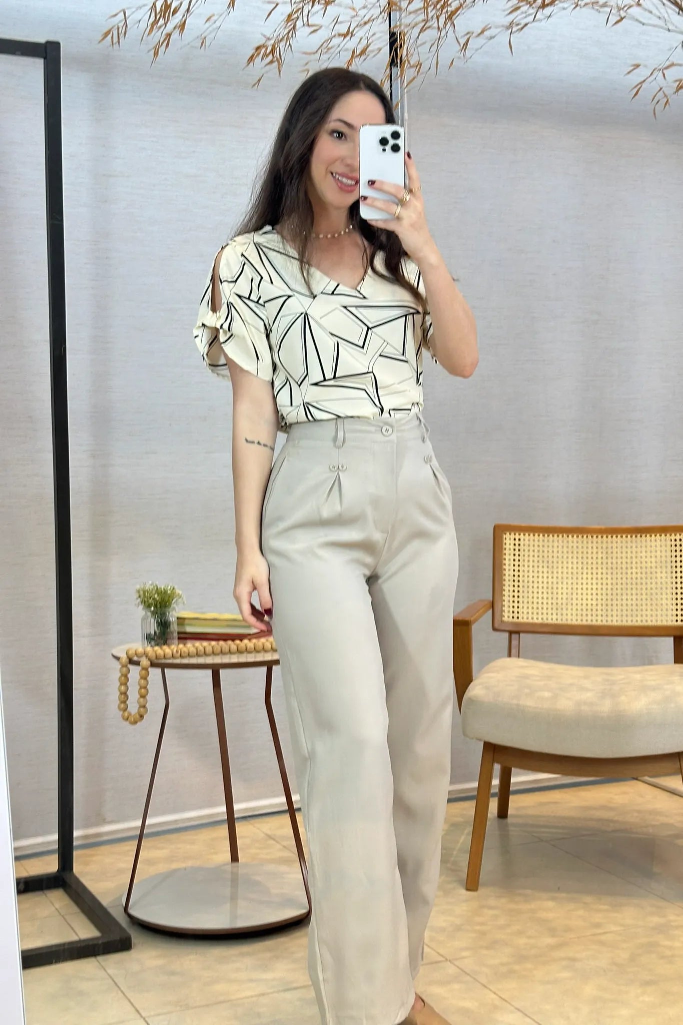 Conjunto: Blusa Manga Curta Decote "V" Crepe Classic Margot Estampada Creme + Calça Pantalona Detalhe Botões Crepe Alfaiataria Larissa Cinza