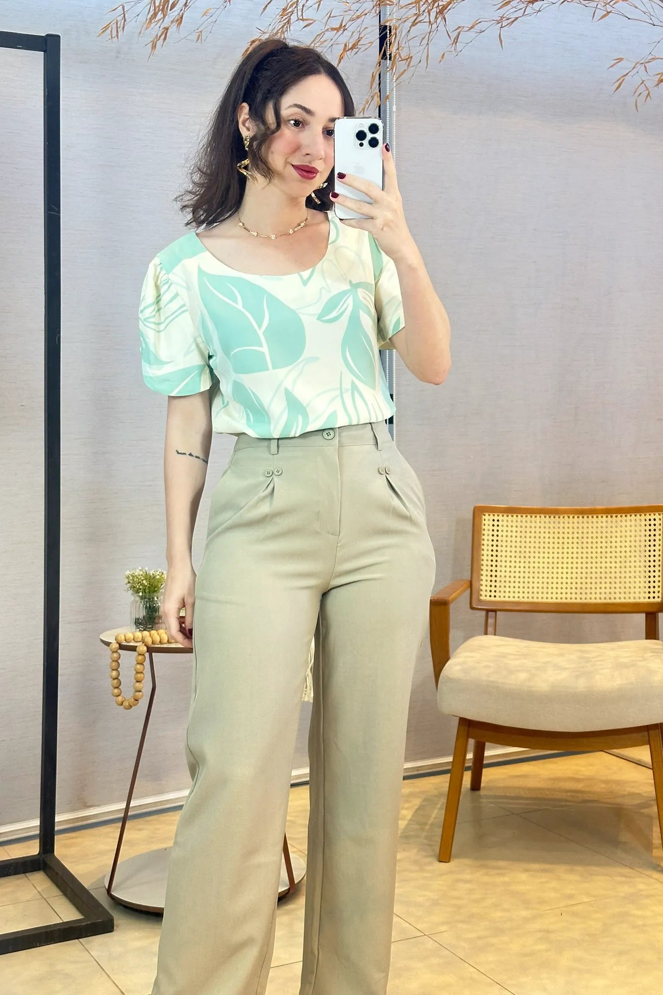 Conjunto: Blusa Manga Detalhe Botão Crepe Classic Suelen Estampada Verde + Calça Pantalona Detalhe Botões Crepe Alfaiataria Larissa Verde
