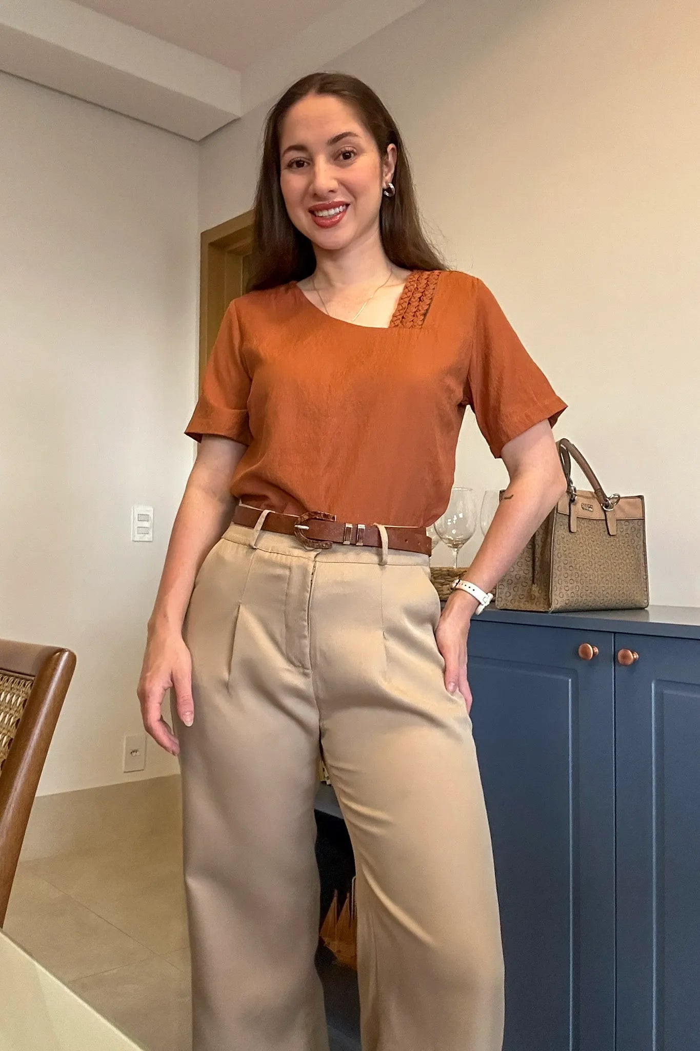 Conjunto: Blusa Manga Curta Visco Soft Decote Assimétrico Trançado Lara Terracota + Calça Corte Reto Detalhe Cinto Priscila Bege