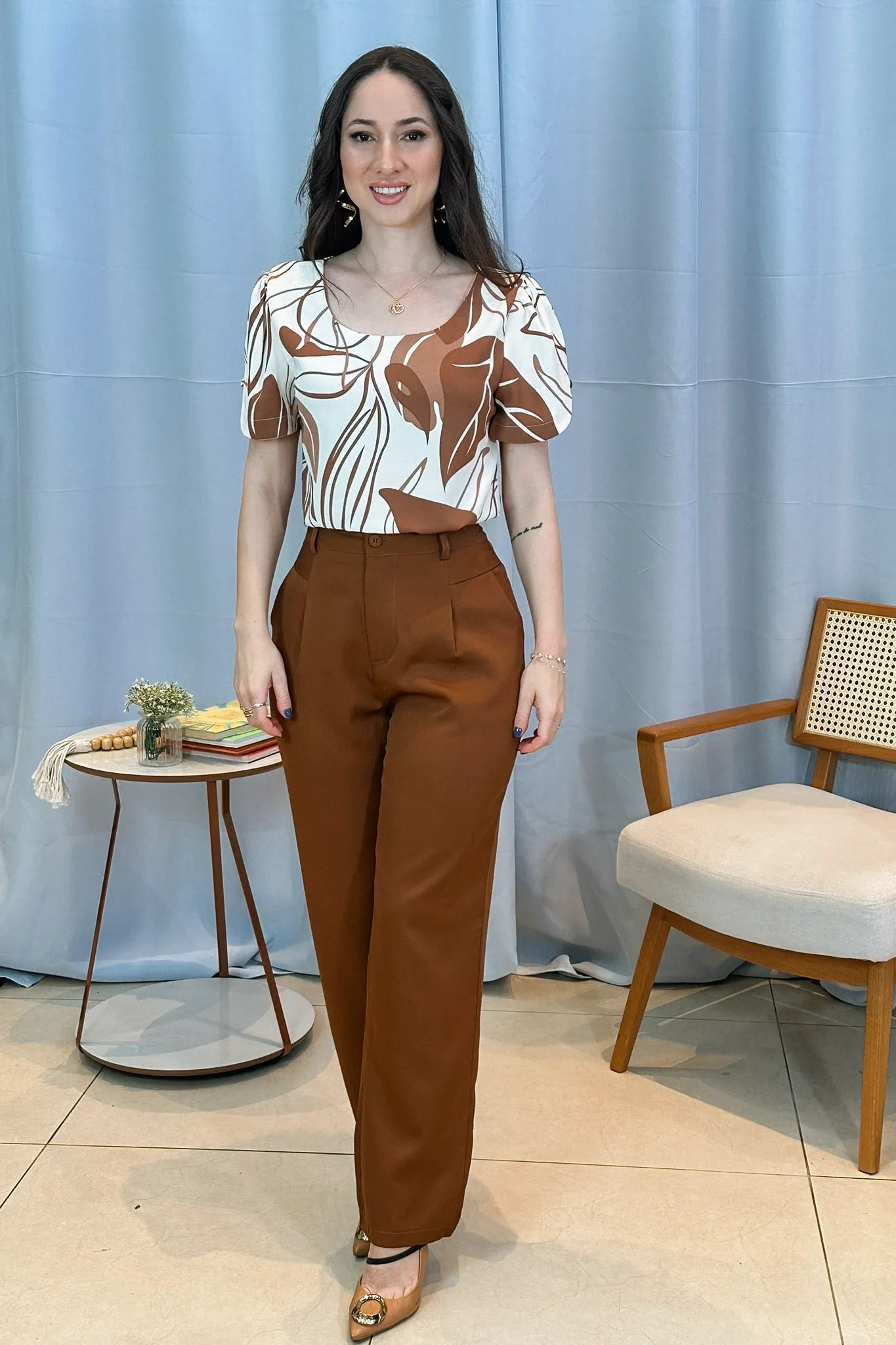 Conjunto: Blusa Manga Detalhe Botão Crepe Classic Suelen Estampada Marrom + Calça Corte Reto Alfaiataria Detalhe Bolso Adriana Esteves Marrom