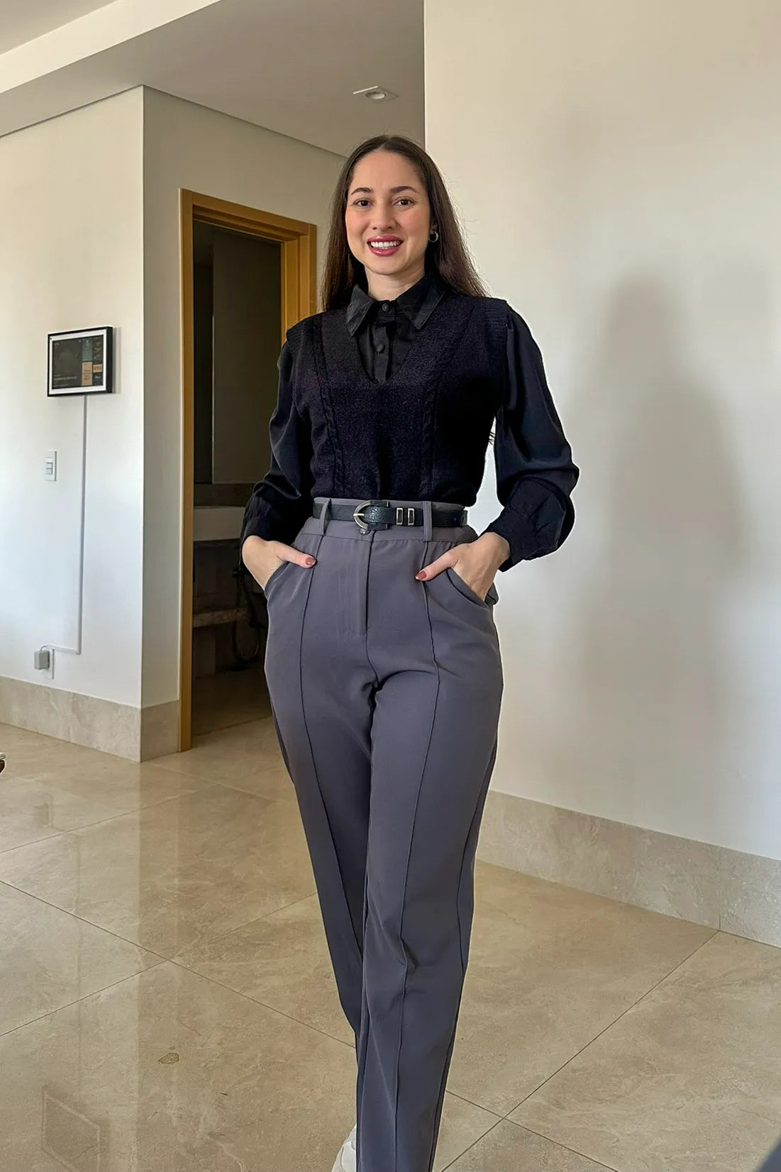 Conjunto: Camisa Manga Longa Lisa Gabriela Preta + Colete Em Tricot Mousse Amelie Preto + Calça Corte Reto Alfaiataria Botão Duplo Pietra Cinza