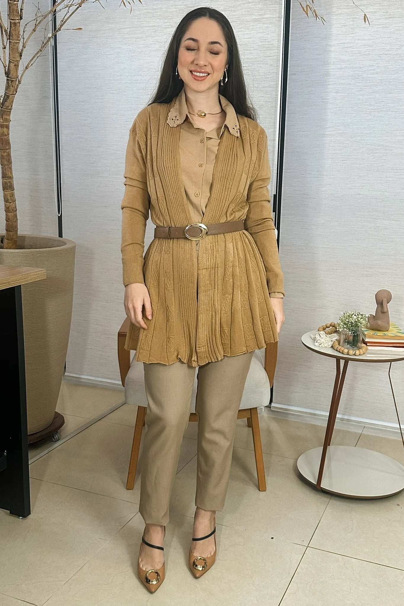 Conjunto: Camisa Manga Longa Detalhe Bordado Gola Clara Bege + Cardigan Em Tricot Sublime Ana Clara Bege + Calça Corte Reto Em Alfaiataria Lisse Alicia Bege