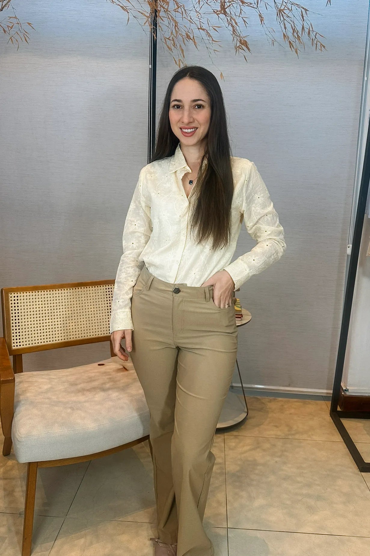 Conjunto: Camisa Em Laise Manga Longa Júlia Creme + Calça Pantalona Em Sarja Letícia Bege