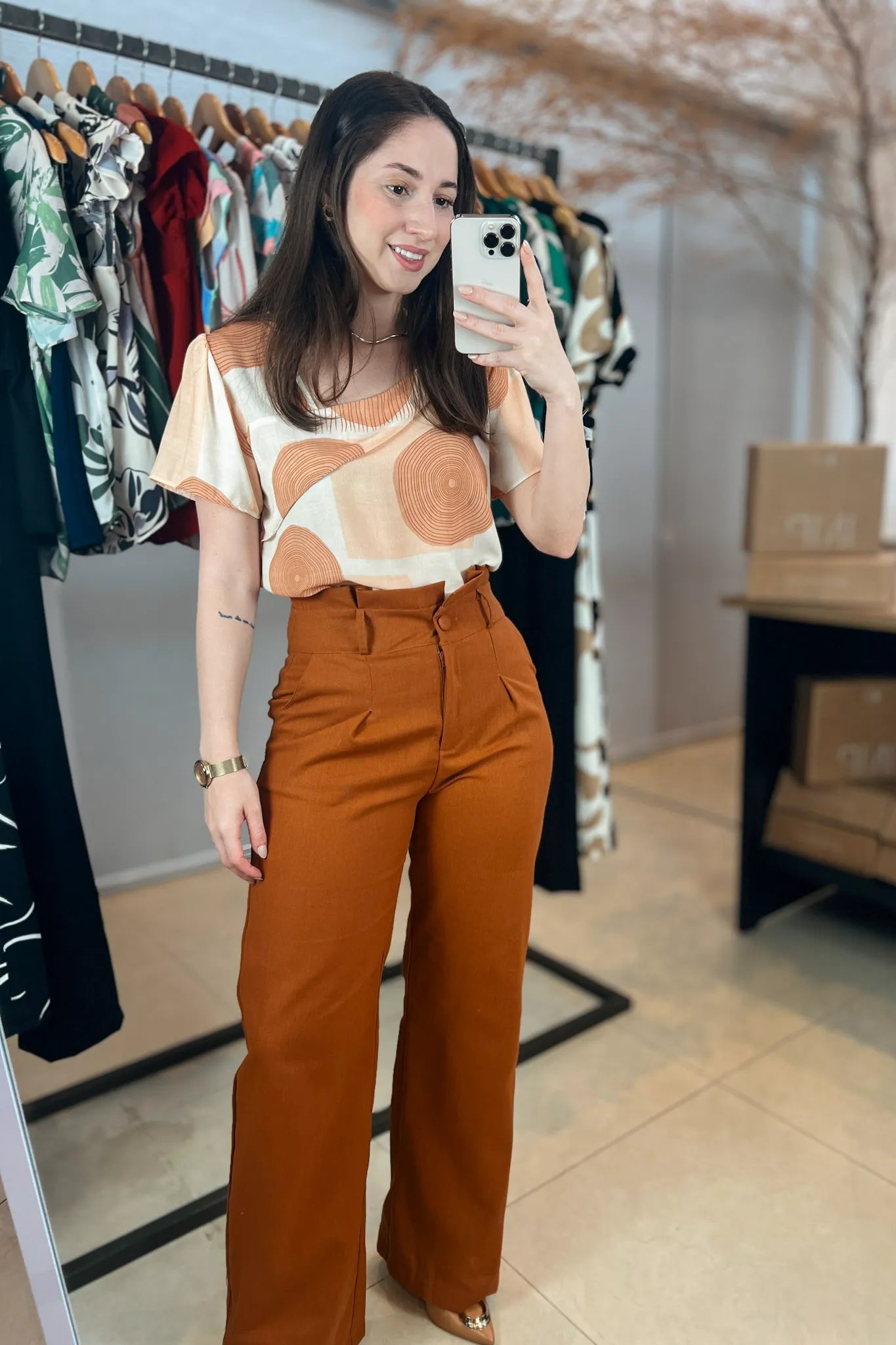 Conjunto: Blusa Manga Curta Tendência Crepe Detalhe Colo Glória Pires Estampada Bege + Calça Pantalona Clochard Em Linho Detalhe Cós Melissa Marrom