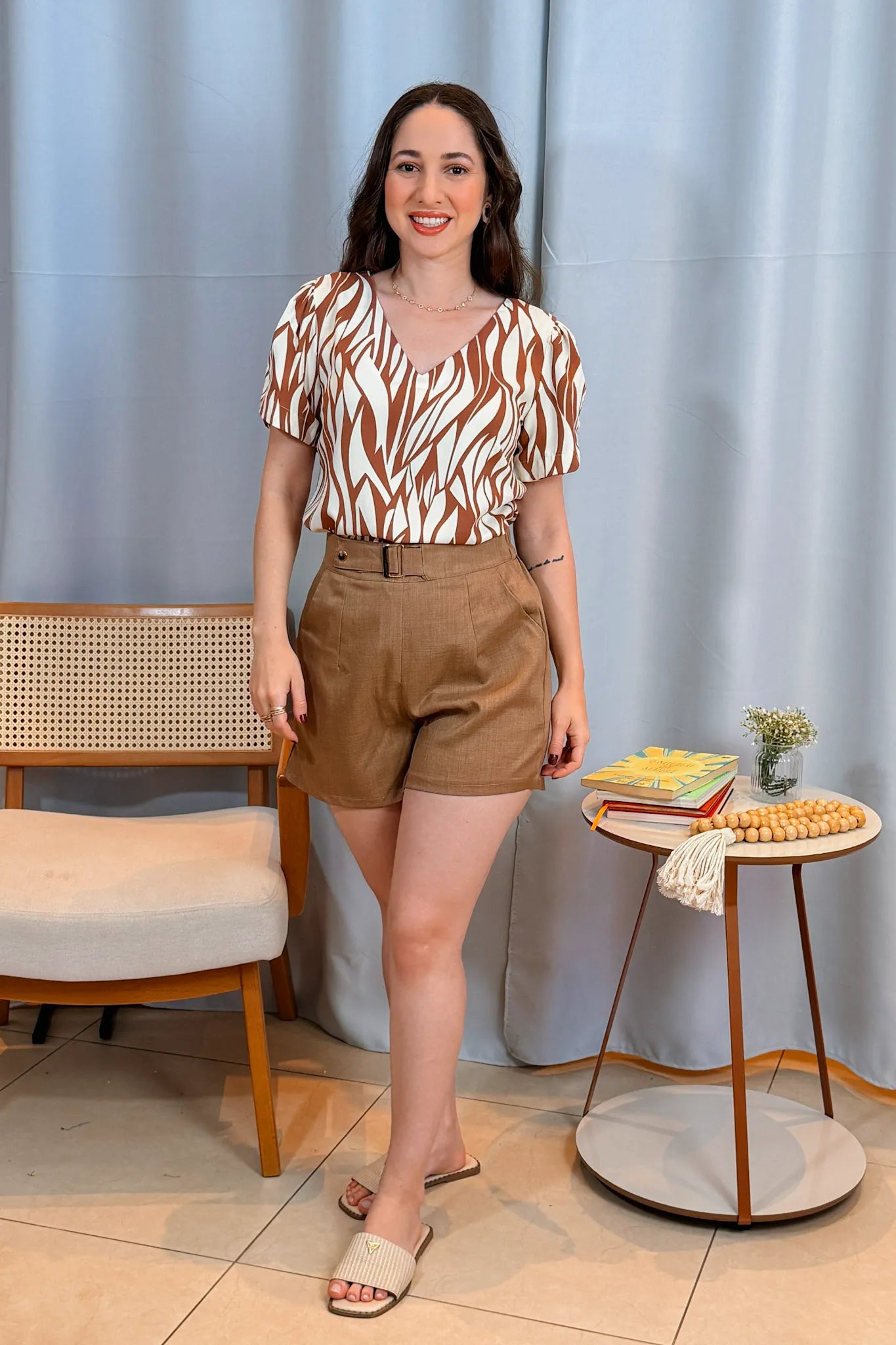 Conjunto: Blusa Manga Curta Detalhe Botão Decote "V" Crepe Classic Graciane Marrom + Shorts Detalhe Fivela Metálica Alfaiataria Lux Eliane Marrom