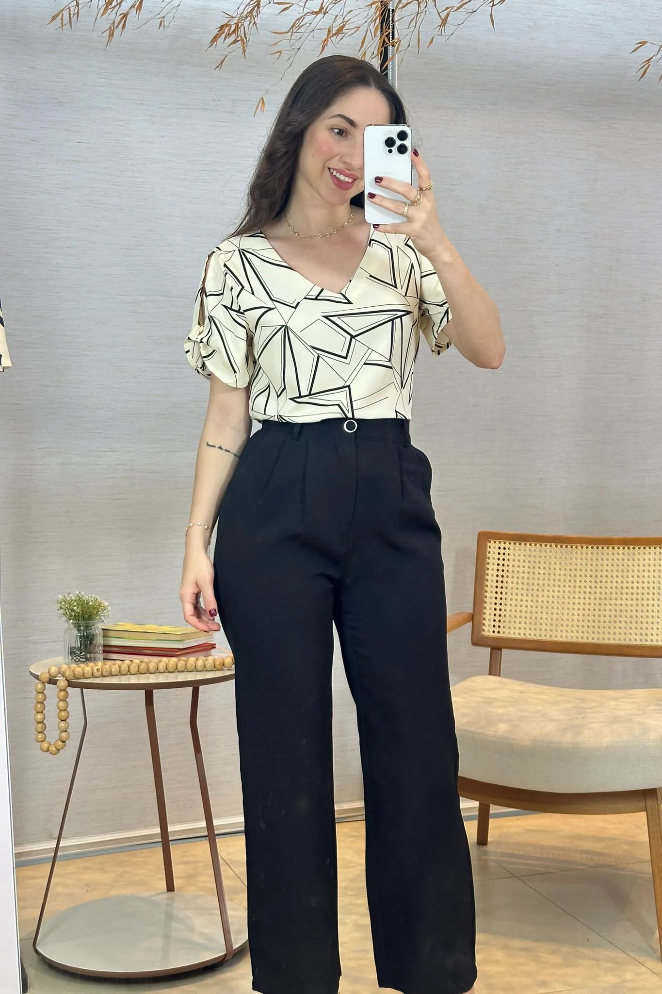 Conjunto: Blusa Manga Curta Decote "V" Crepe Classic Margot Estampada Creme + Calça Pantalona Crepe Milano Detalhe Botão Encapado Elena Preta