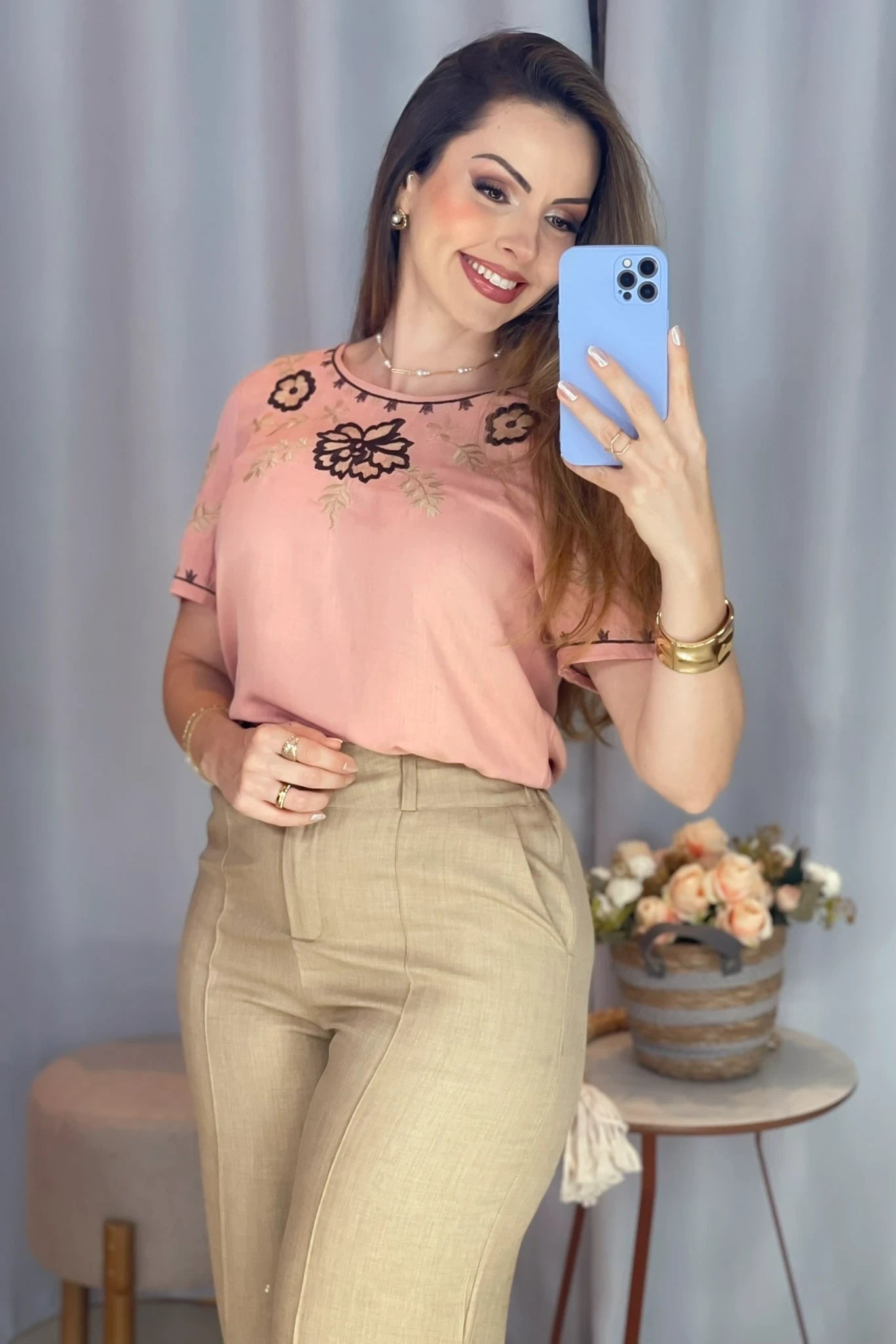 Conjunto: Blusa Manga Curta Visco-Linho Detalhes Bordados em Flores Darcy Rosa + Calça Corte Reto Cotton Alfaiataria Lisse Detalhe em Friso Ariane Bege