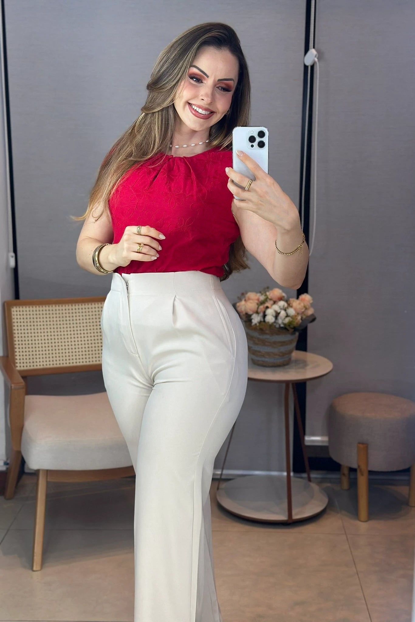 Conjunto: Blusa Manga Curta em Laise com Detalhe em Renda Manuela Vermelha + Calça Corte Reto em Alfaiataria com Detalhe em Pregas Selena Creme