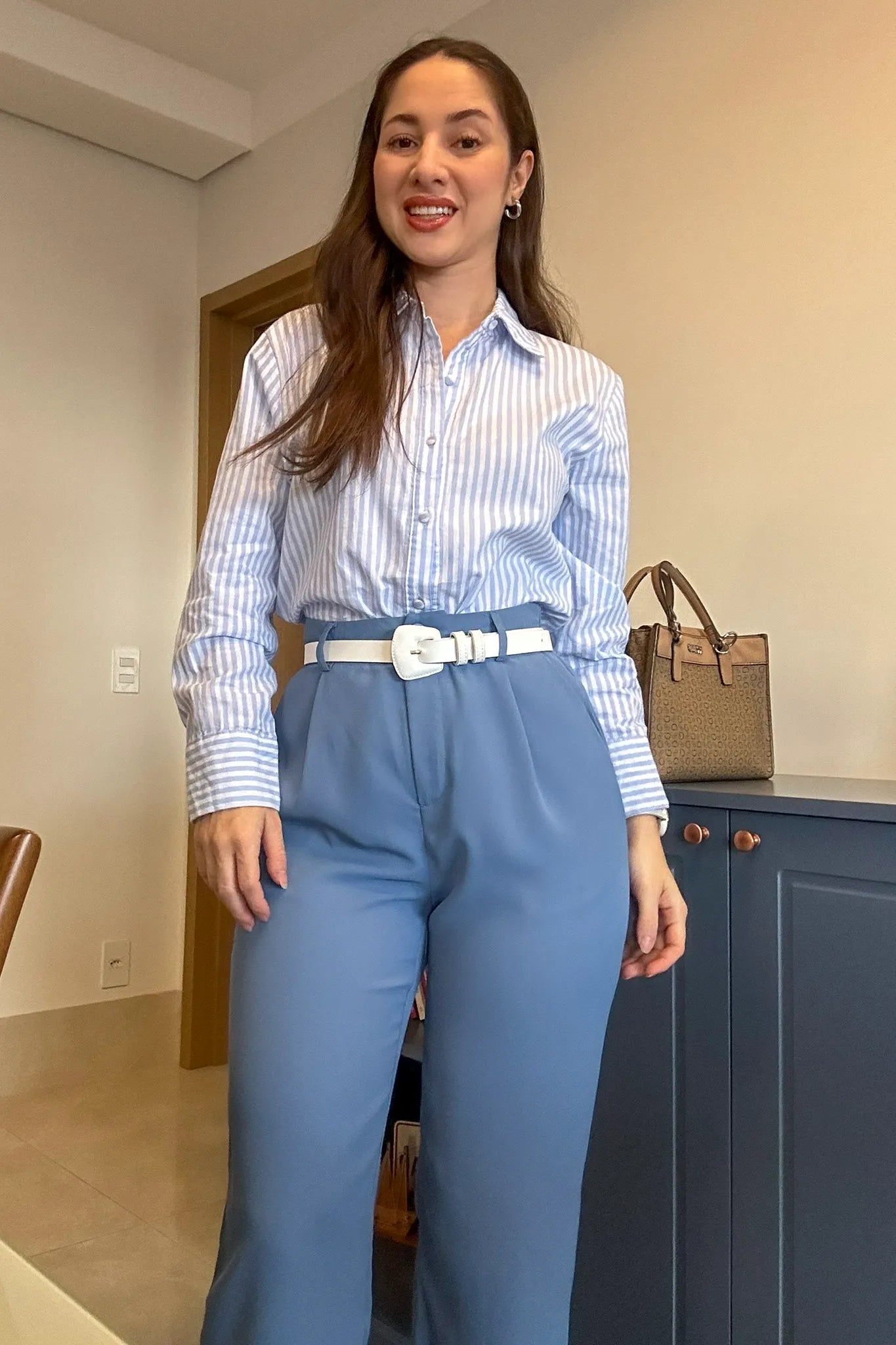 Conjunto: Camisa Manga Longa Classic Listrada Franciele Azul Claro + Calça Pantalona Alfaiataria Lavínia Azul
