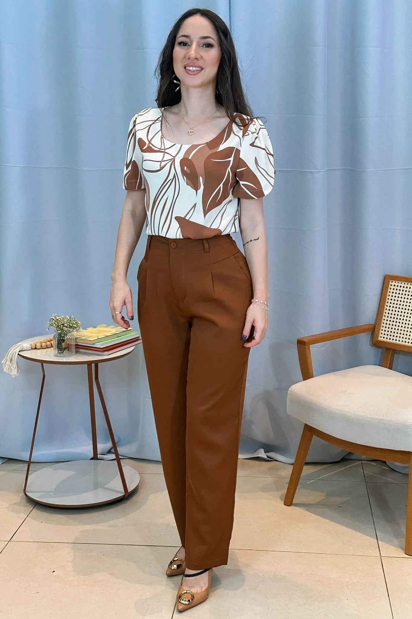 Conjunto: Blusa Manga Detalhe Botão Crepe Classic Suelen Estampada Marrom + Calça Corte Reto Alfaiataria Detalhe Bolso Adriana Esteves Marrom