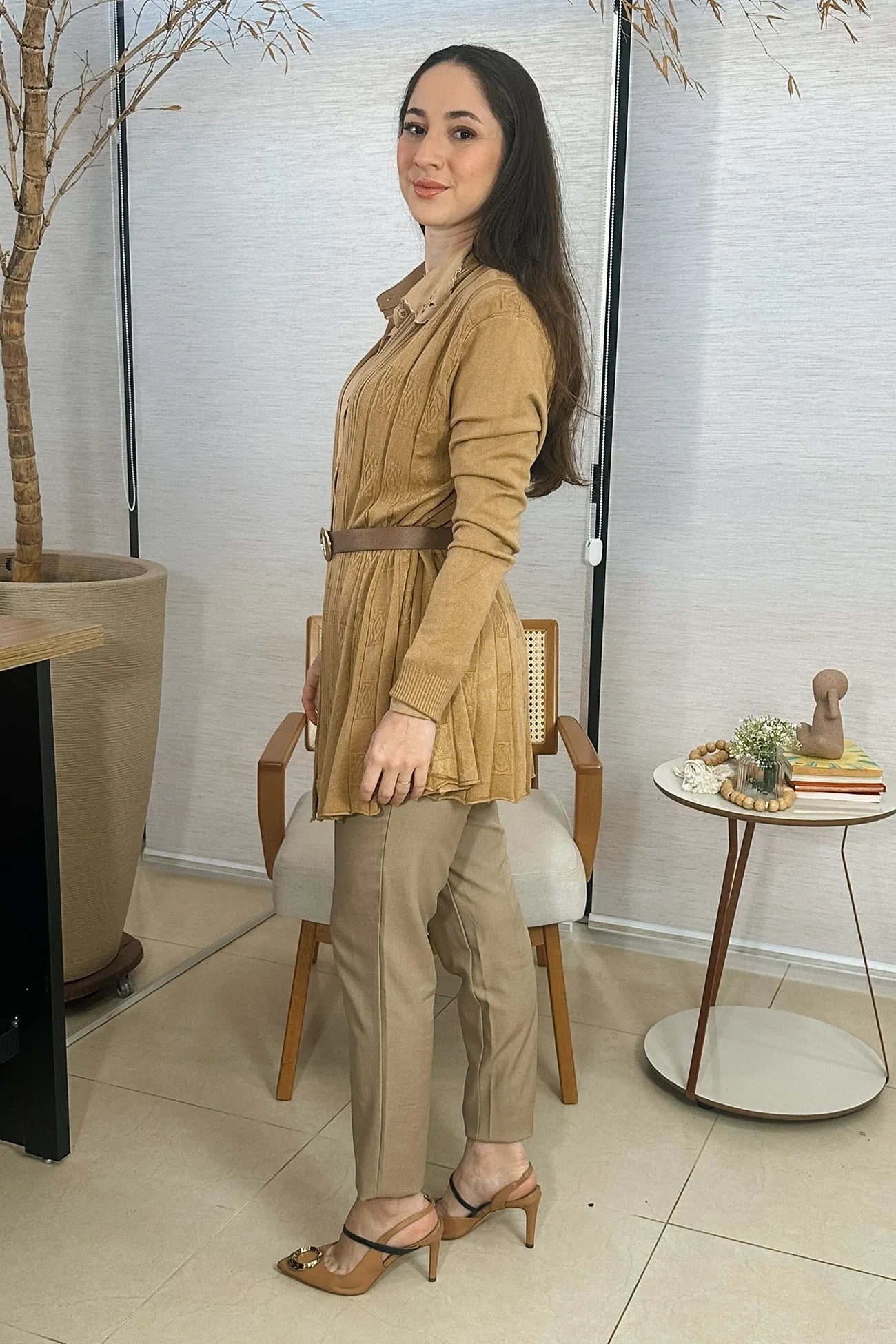 Conjunto: Camisa Manga Longa Detalhe Bordado Gola Clara Bege + Cardigan Em Tricot Sublime Ana Clara Bege + Calça Corte Reto Em Alfaiataria Lisse Alicia Bege