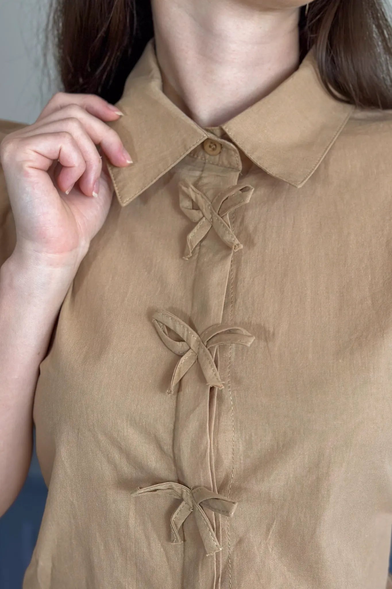 Camisa Manga Curta Detalhe Laço Thamires Marrom