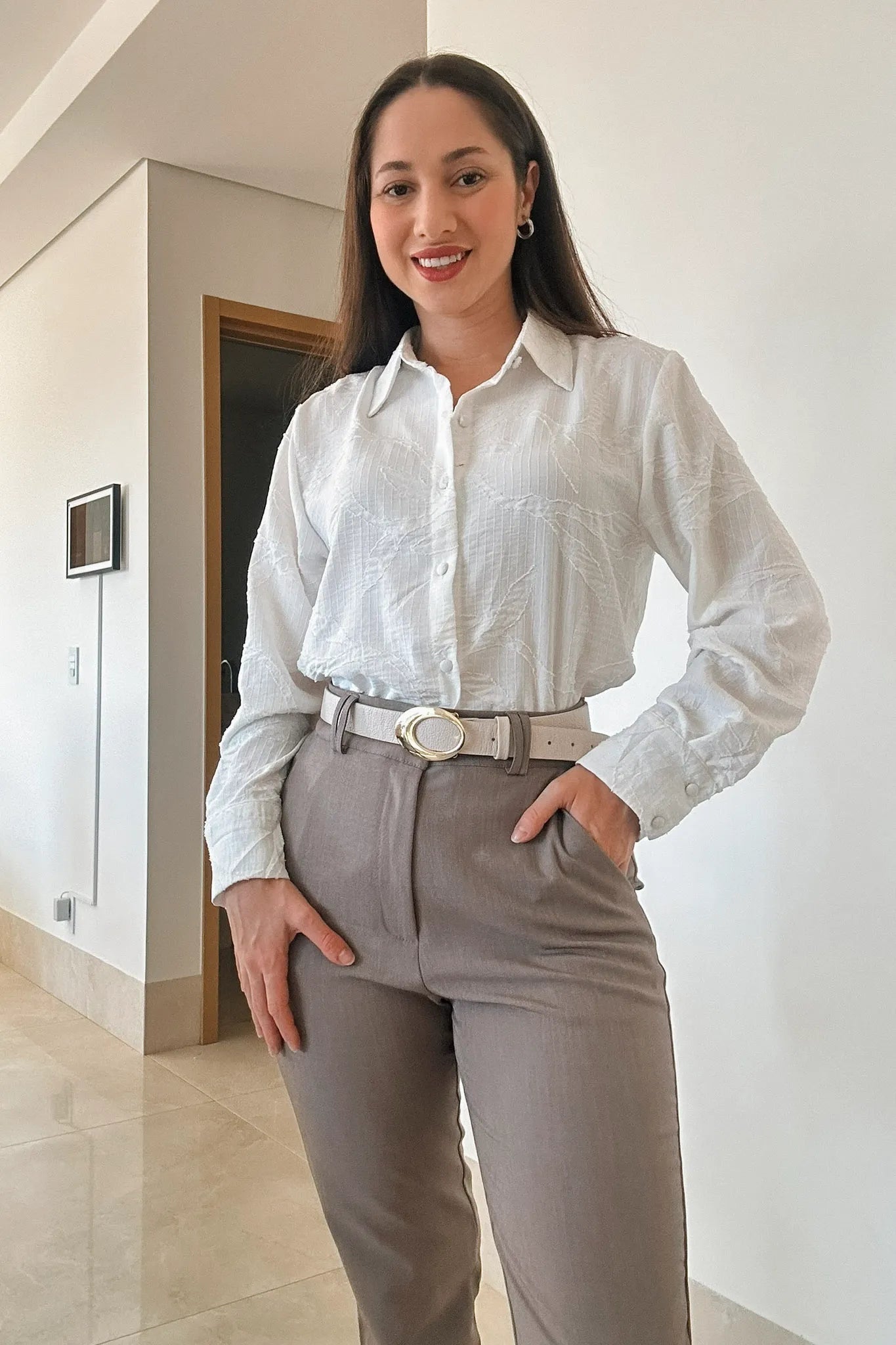 Conjunto: Camisa Manga Longa Em Jacquard Texturizado Bordada Leandra Branca + Calça Corte Reto Em Alfaiataria Lisse Alicia Caqui