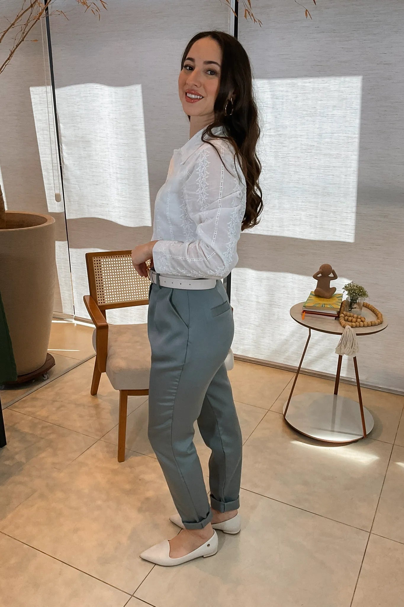 Conjunto: Camisa Manga Longa em Laise Dalila Branca + Calça Cenoura Cinto Encapado Cinza
