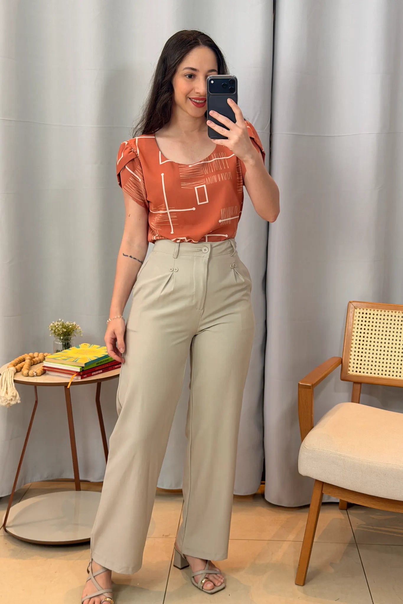 Conjunto: Blusa Manga Transpassada Crepe Classic Elis Regina Estampada + Calça Pantalona Detalhe Botões Crepe Alfaiataria Larissa Cinza Claro