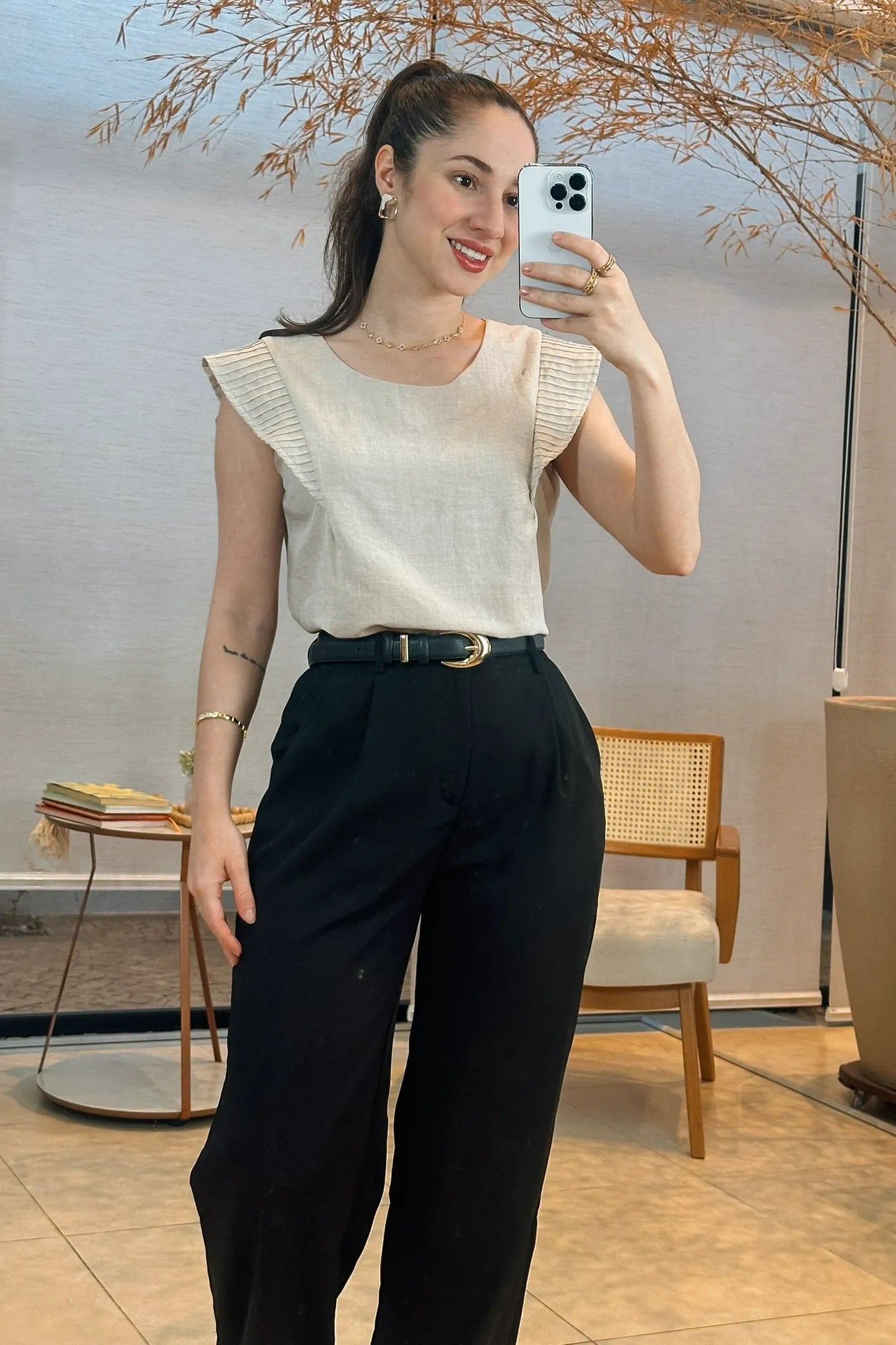 Conjunto: Blusa Regata Detalhe Babado Maísa Visco Essenza Bege + Calça Pantalona Alfaiataria Lavínia Preta