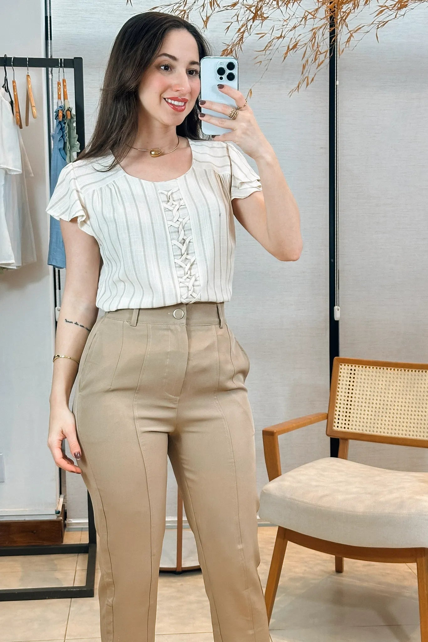 Conjunto: Blusa Babados Manga Detalhe Trançado Em Visco-linho Jenifer Bege + Calça Corte Reto Detalhe Botão Encapado Em Crepe Milano Maria Bege